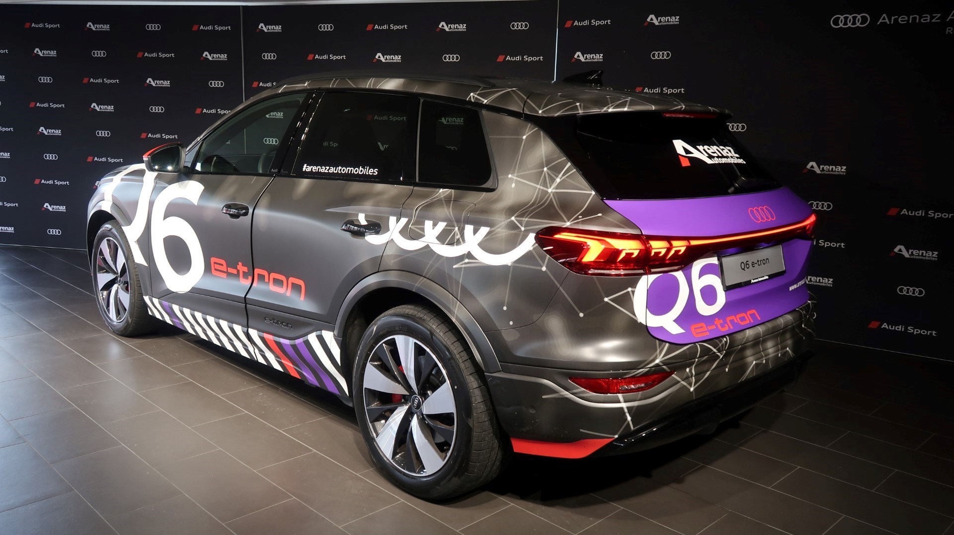 AUDI Q6 e-tron quattro-showroom-element-1