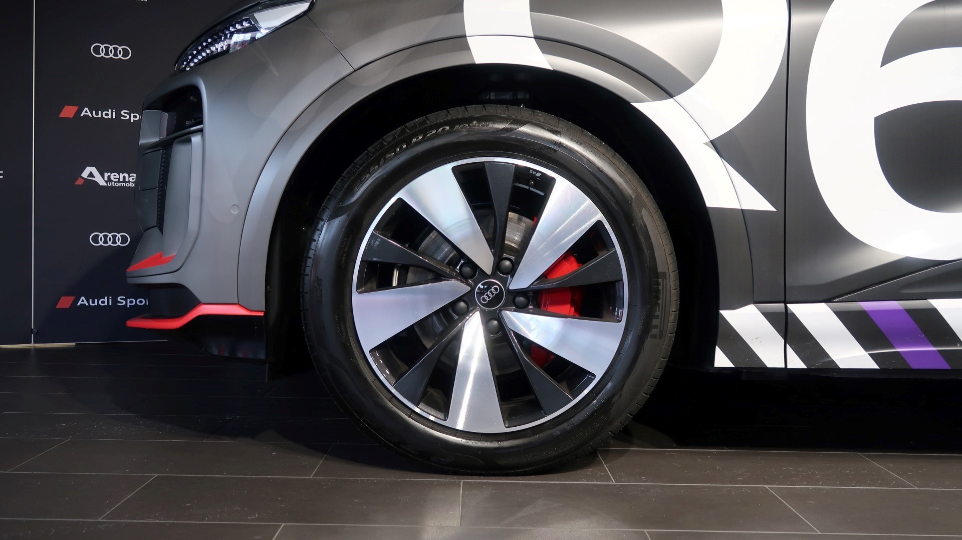 AUDI Q6 e-tron quattro-showroom-element-2