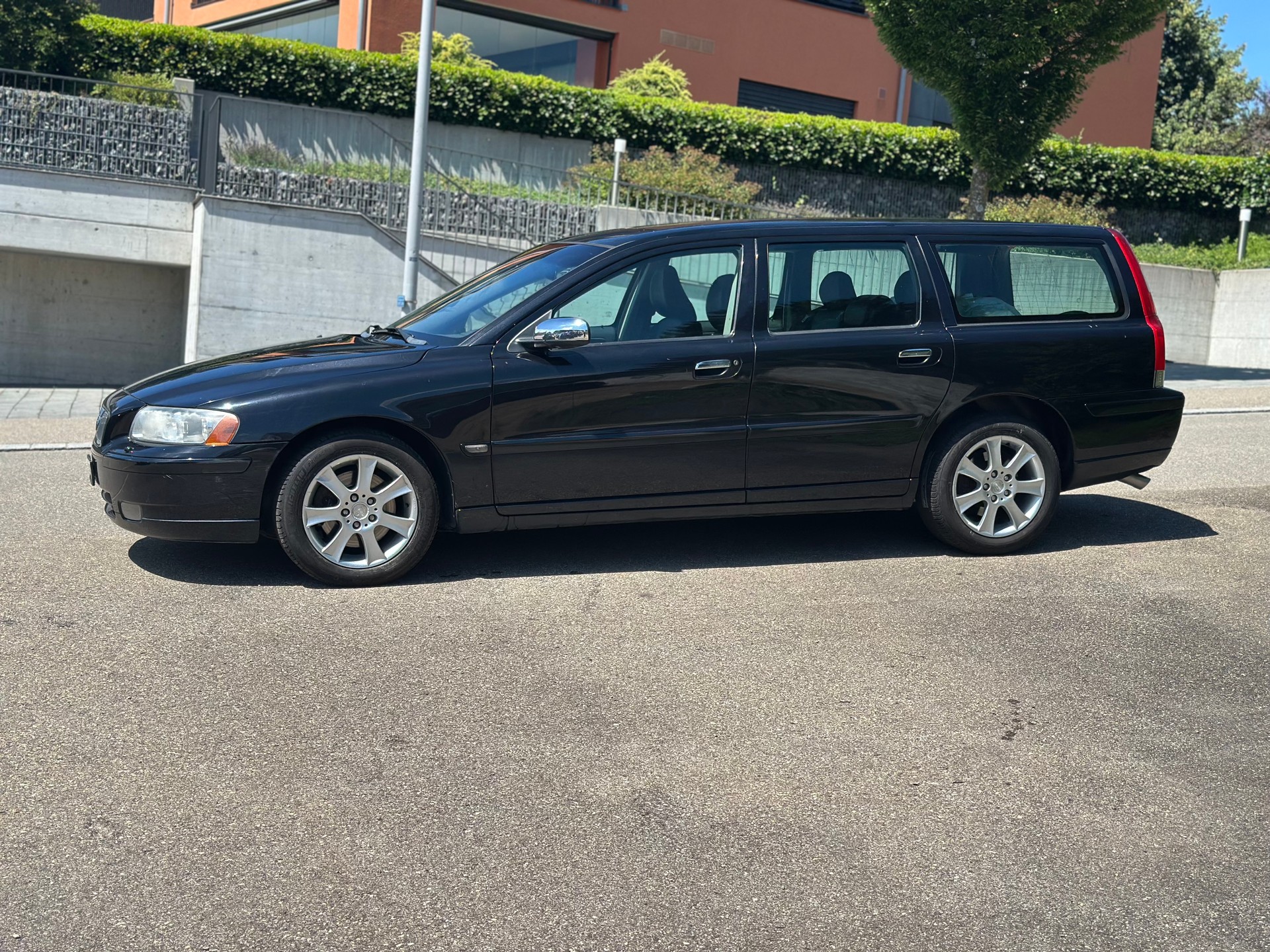 VOLVO V70 2.4 Kinetic-showroom-element-1