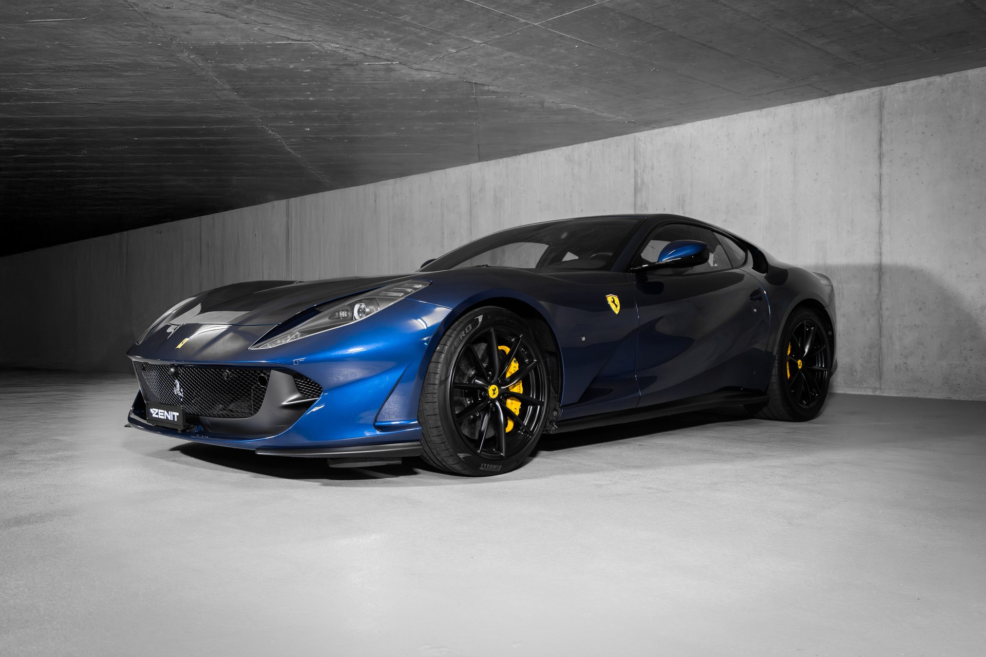FERRARI 812 Superfast-showroom-element-1
