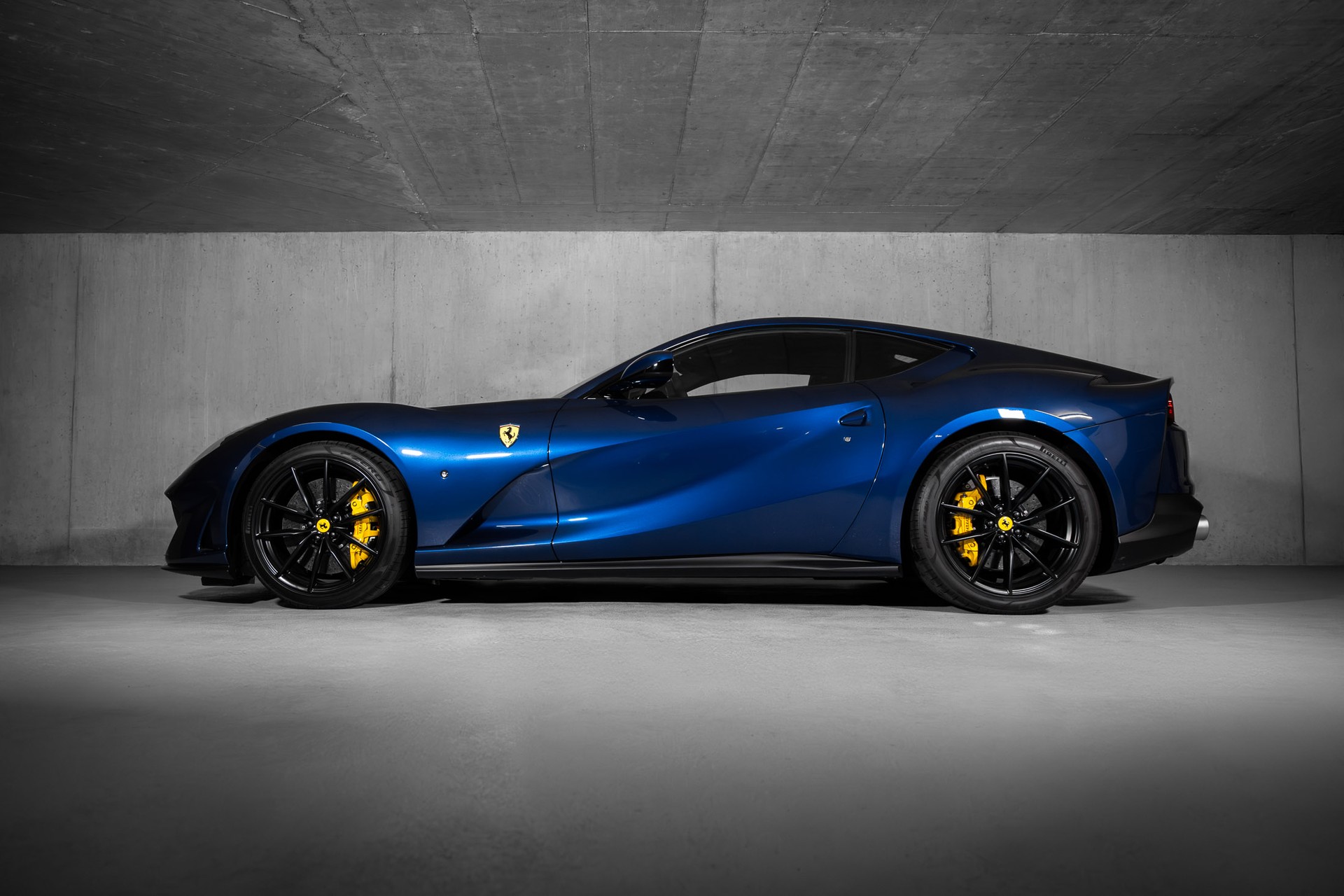 FERRARI 812 Superfast-showroom-element-2