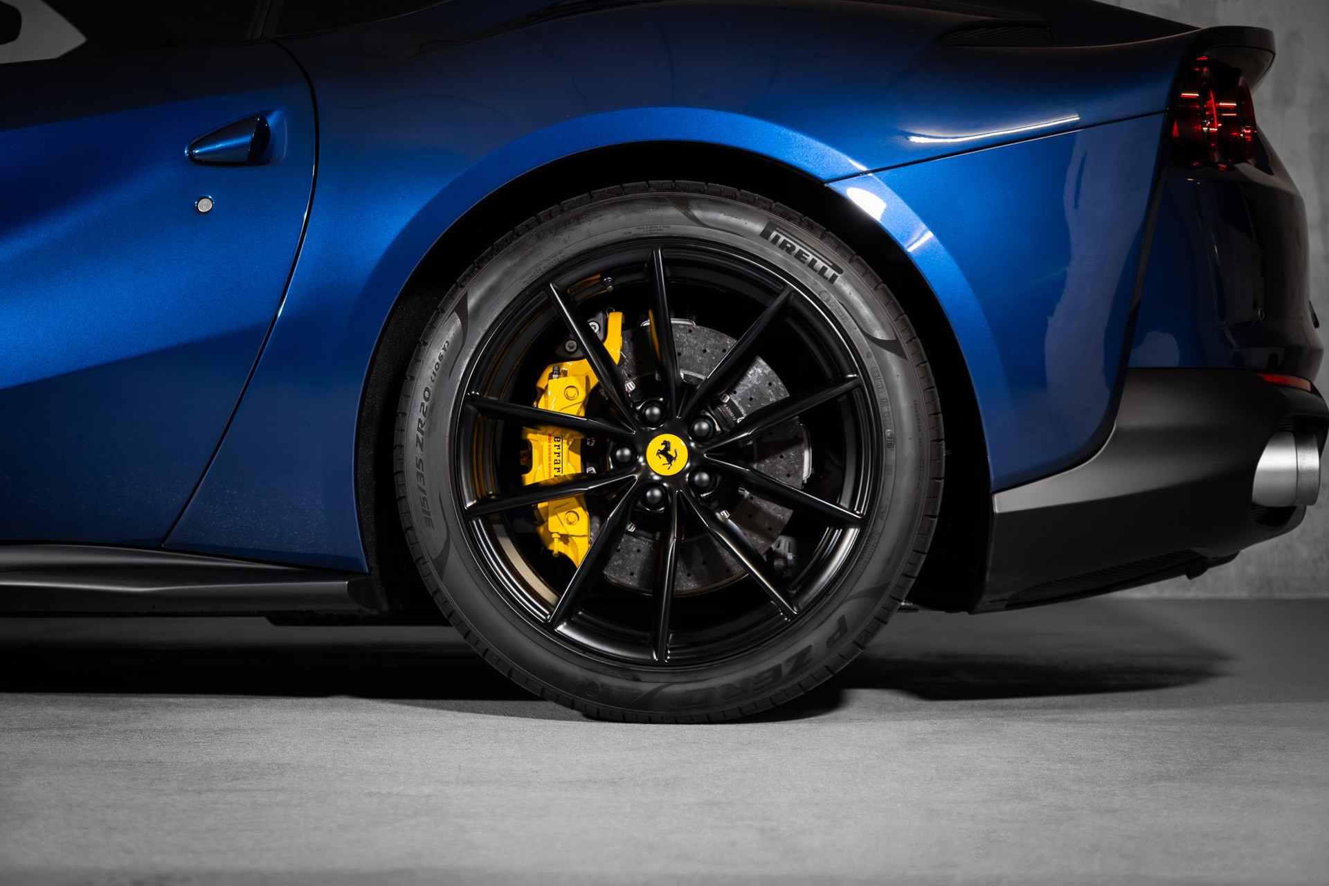 FERRARI 812 Superfast-image-12