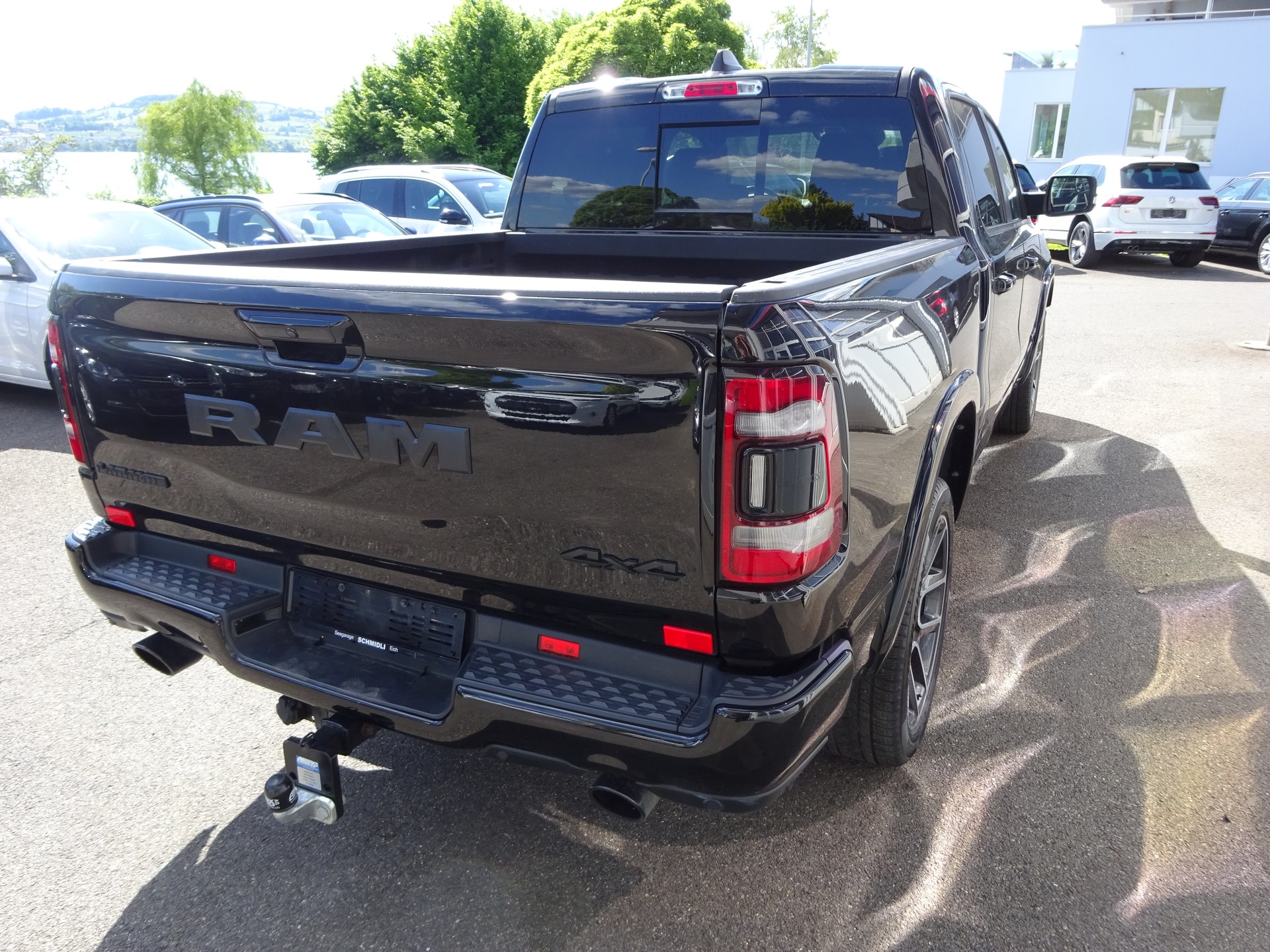 DODGE Crew Cab 5.7 Hemi-showroom-element-2