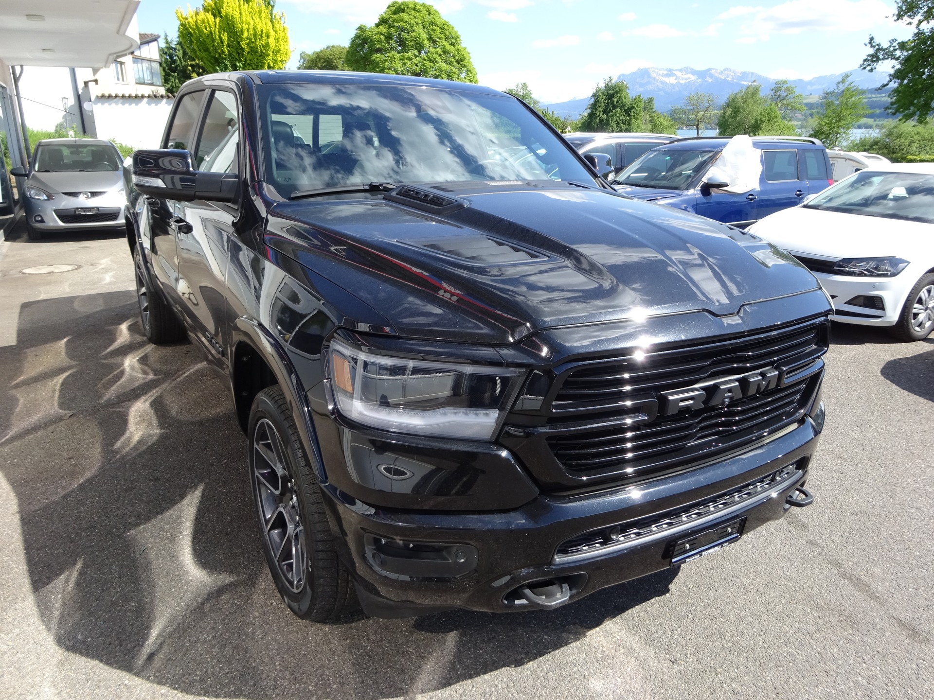 DODGE Crew Cab 5.7 Hemi-showroom-element-3