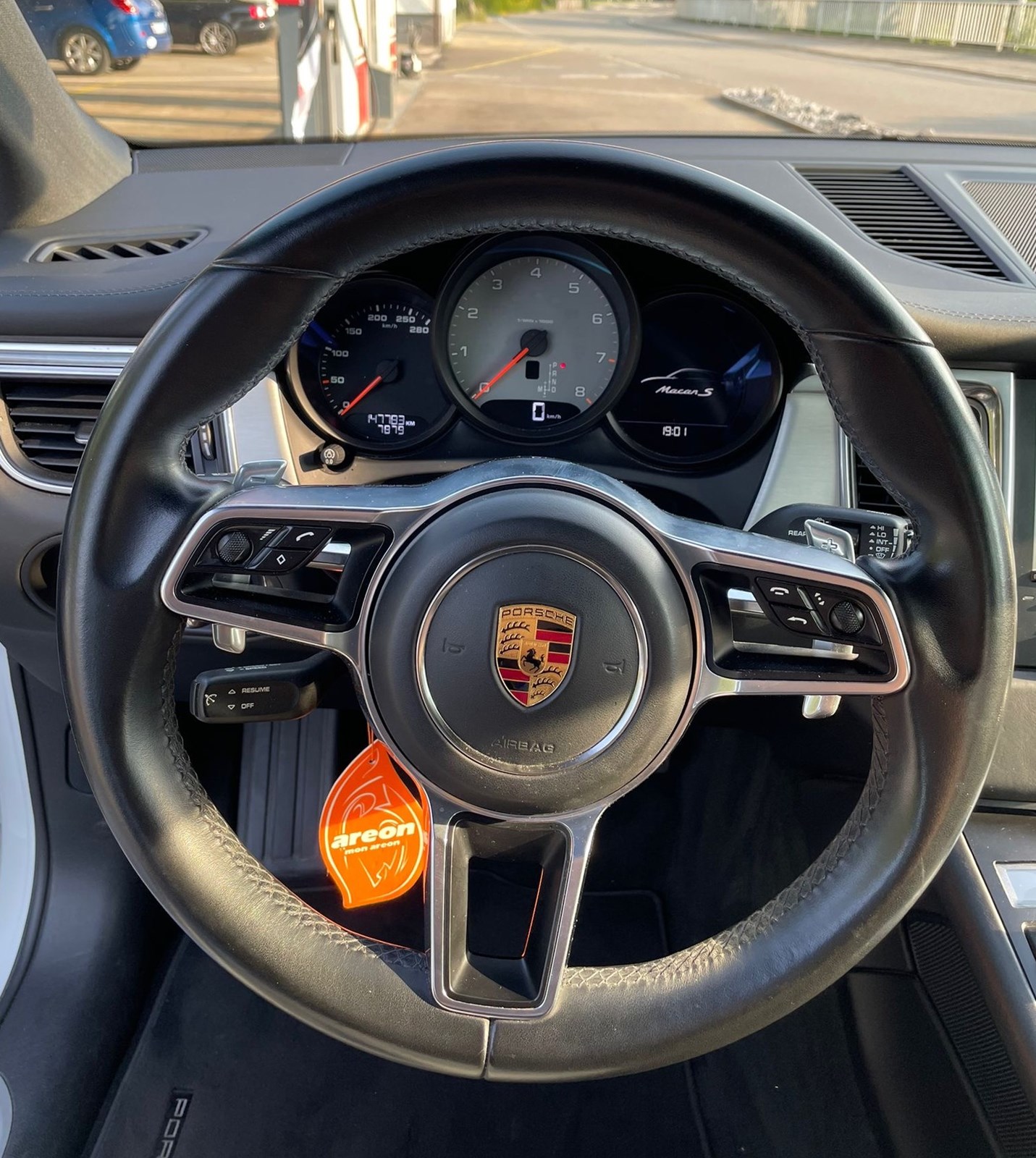 PORSCHE Macan S-image-11