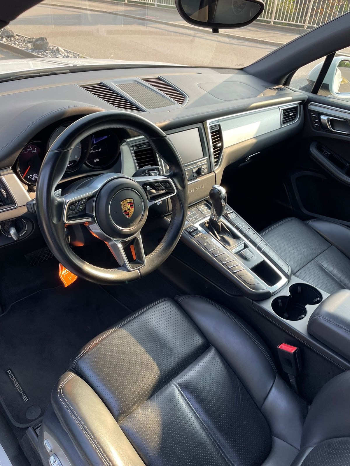 PORSCHE Macan S-image-10