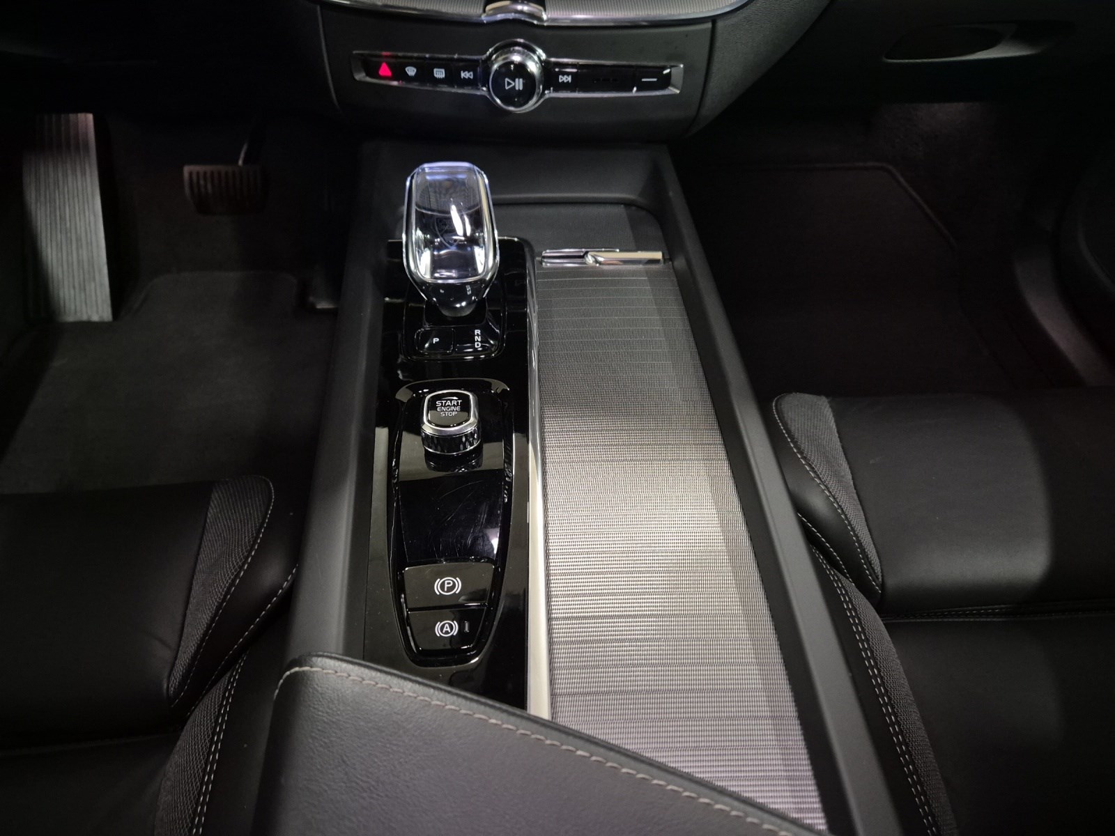 VOLVO XC60 2.0 T8 TE Plus Dark eAWD-image-13