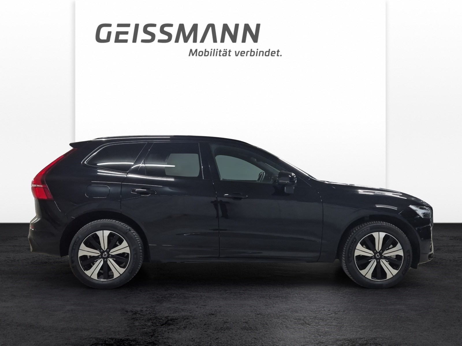 VOLVO XC60 2.0 T8 TE Plus Dark eAWD-showroom-element-3