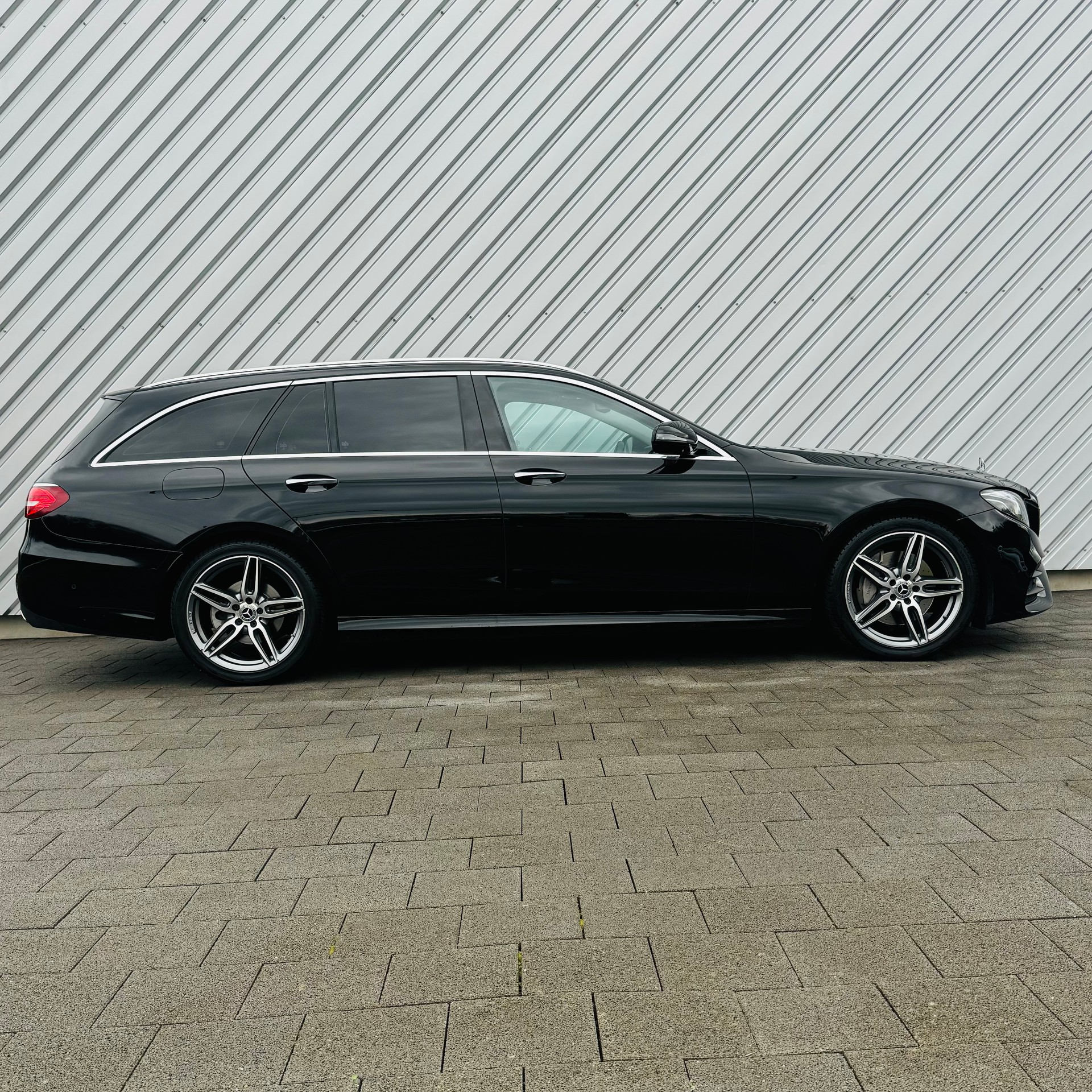 MERCEDES-BENZ E 220 d AMG Line 4Matic 9G-Tronic-showroom-element-1