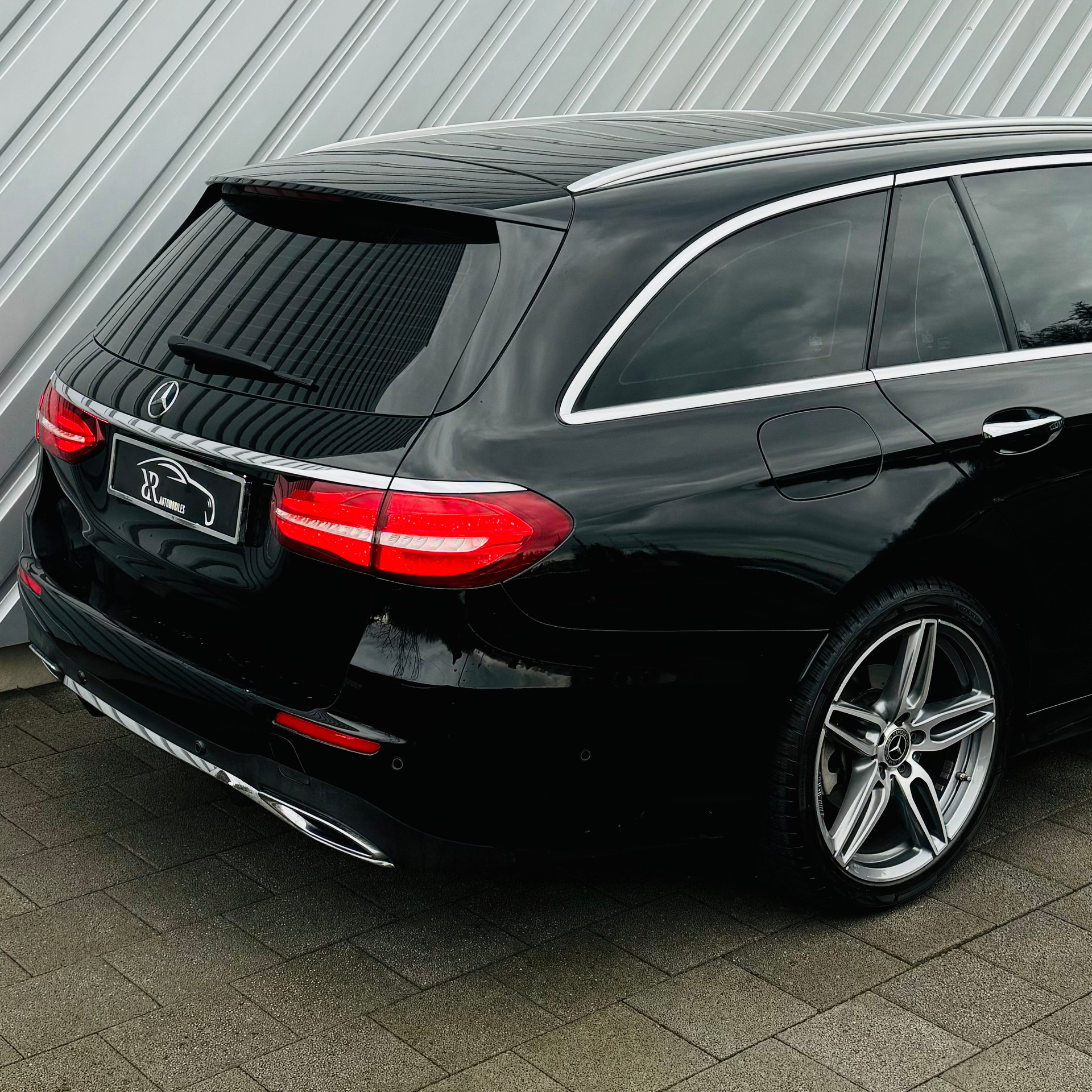 MERCEDES-BENZ E 220 d AMG Line 4Matic 9G-Tronic-showroom-element-3