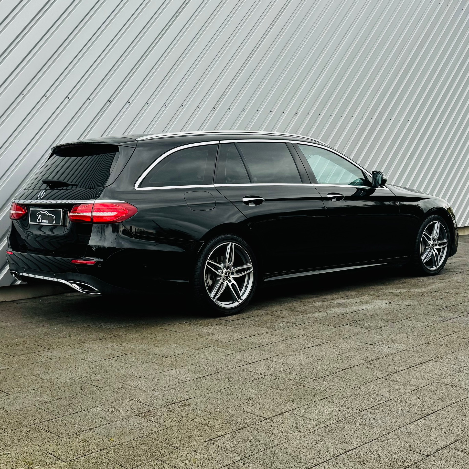 MERCEDES-BENZ E 220 d AMG Line 4Matic 9G-Tronic-showroom-element-2