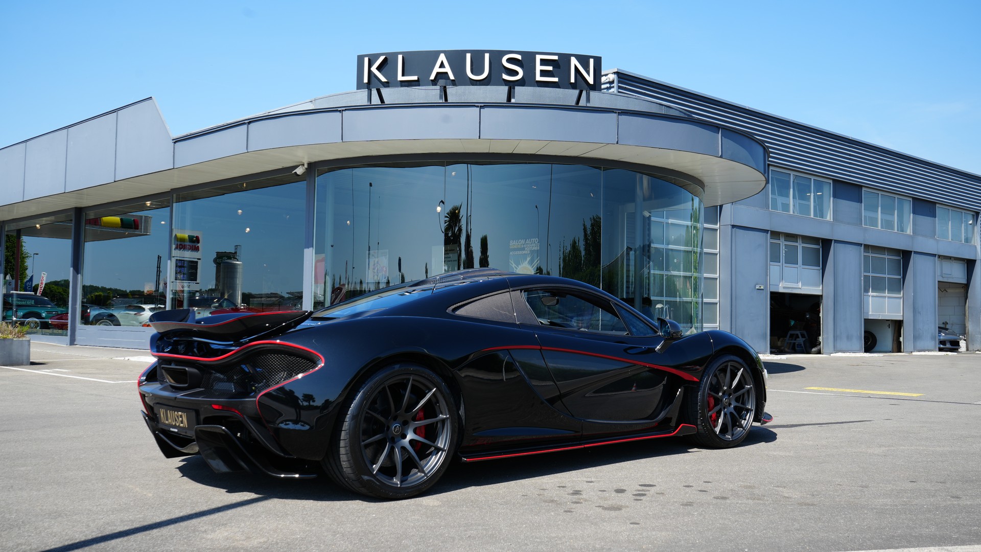McLAREN P1-showroom-element-3