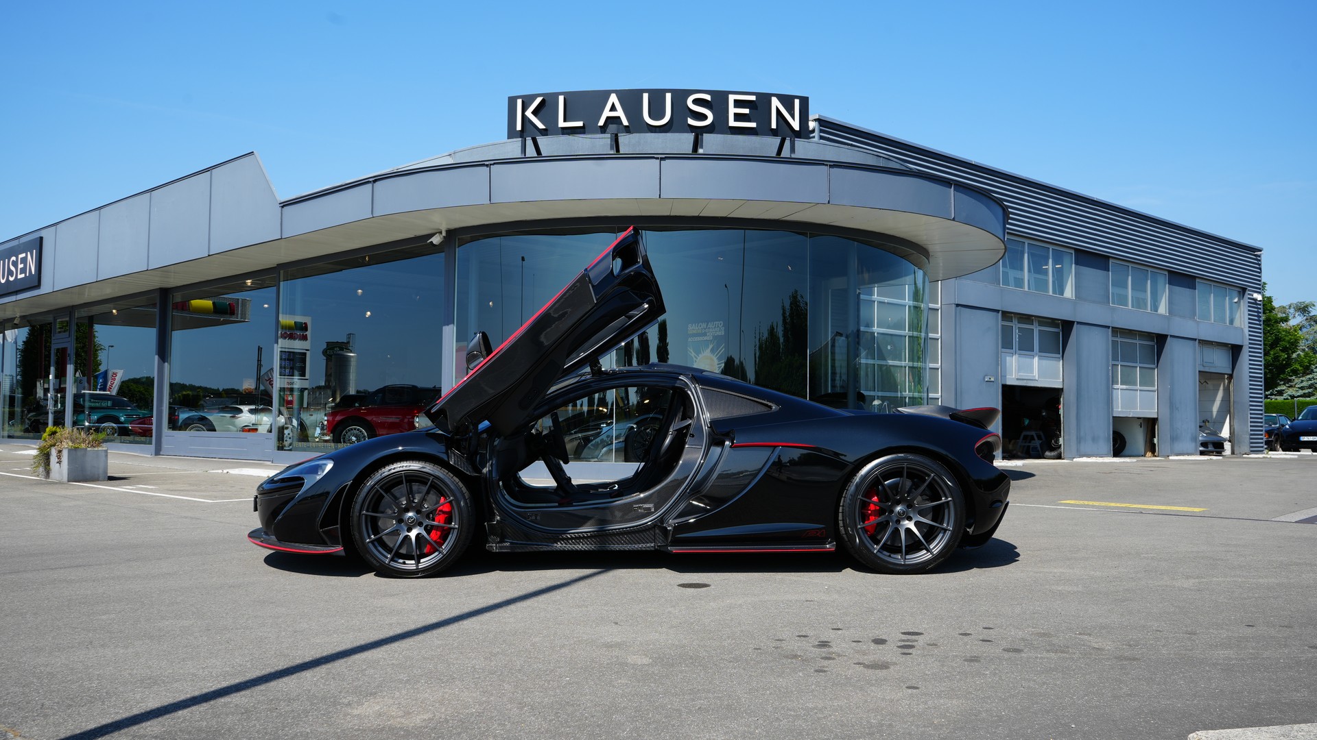 McLAREN P1-showroom-element-1