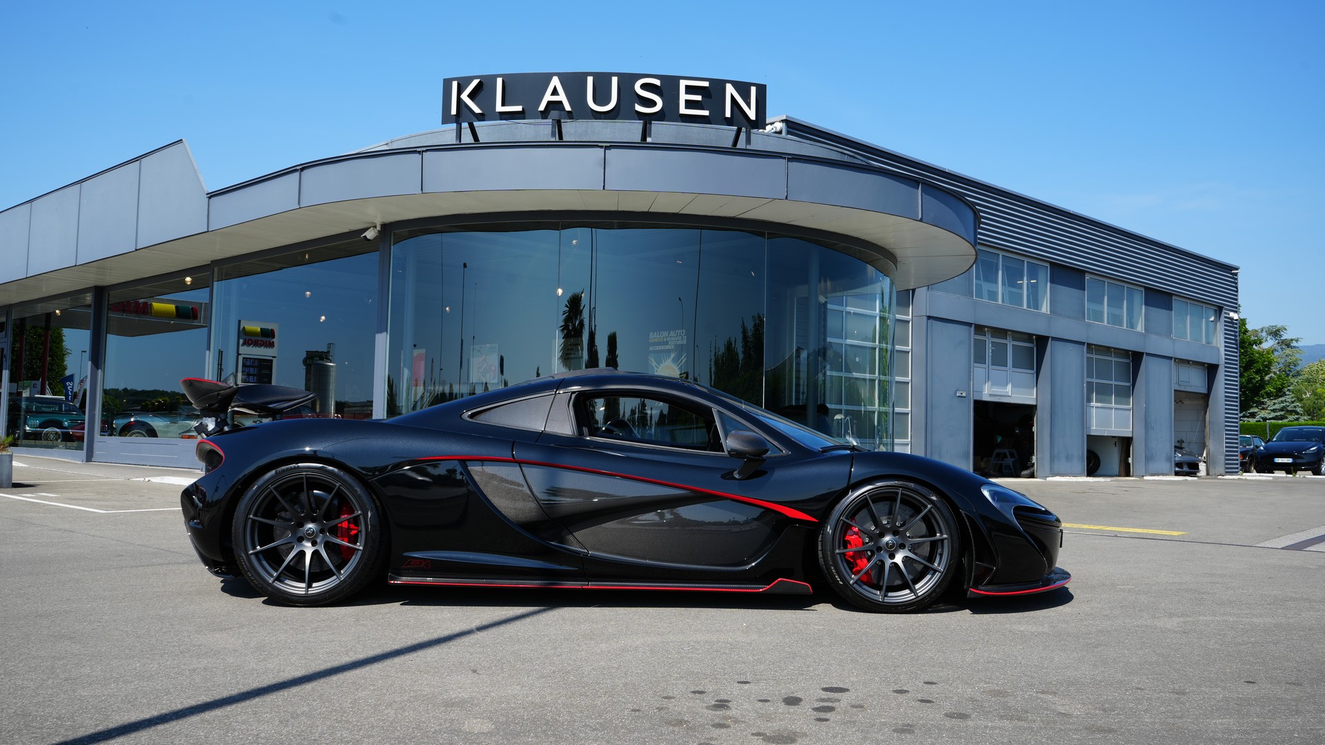 McLAREN P1-showroom-element-2