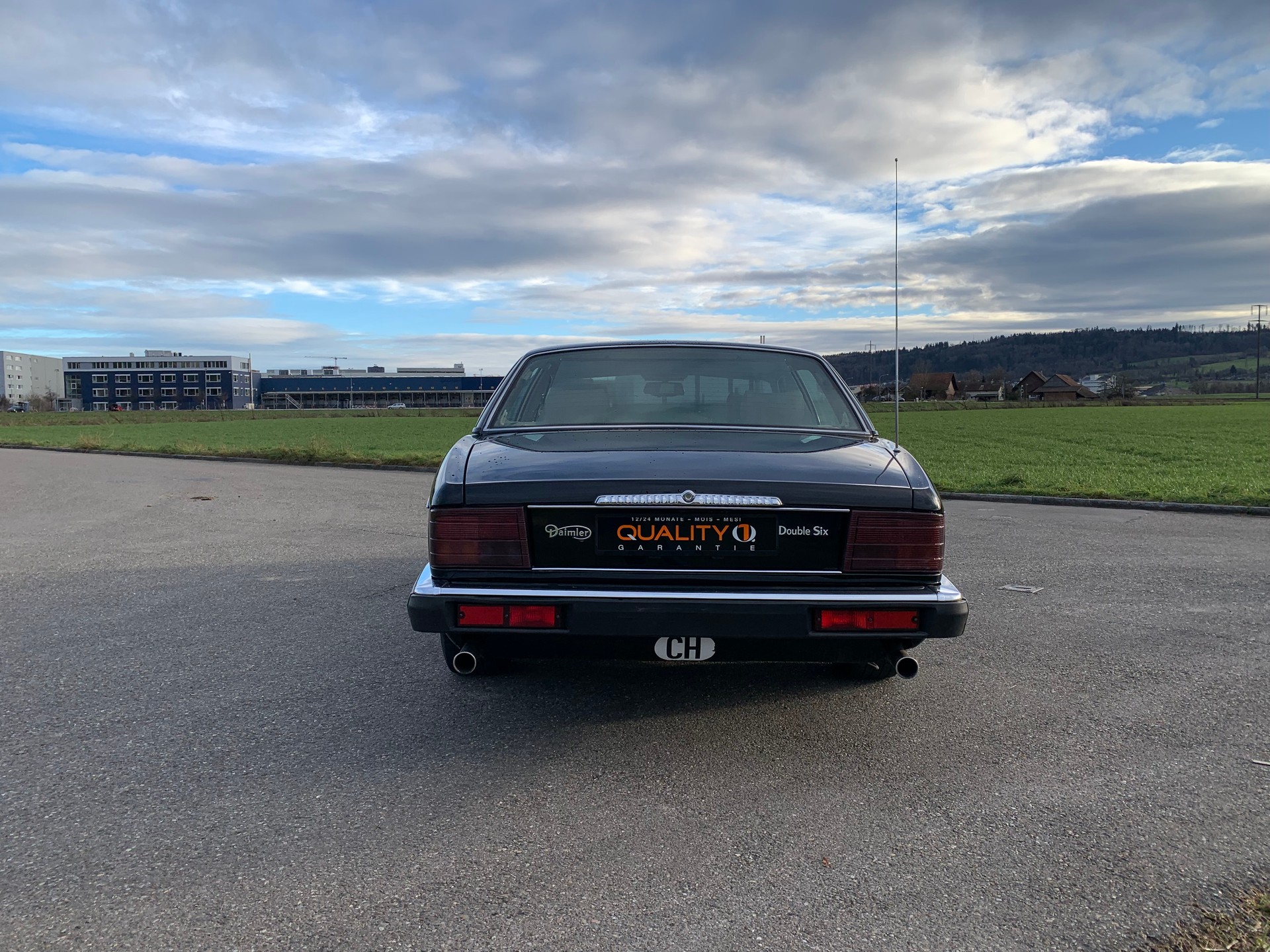 DAIMLER 6.0 Double Six-image-5
