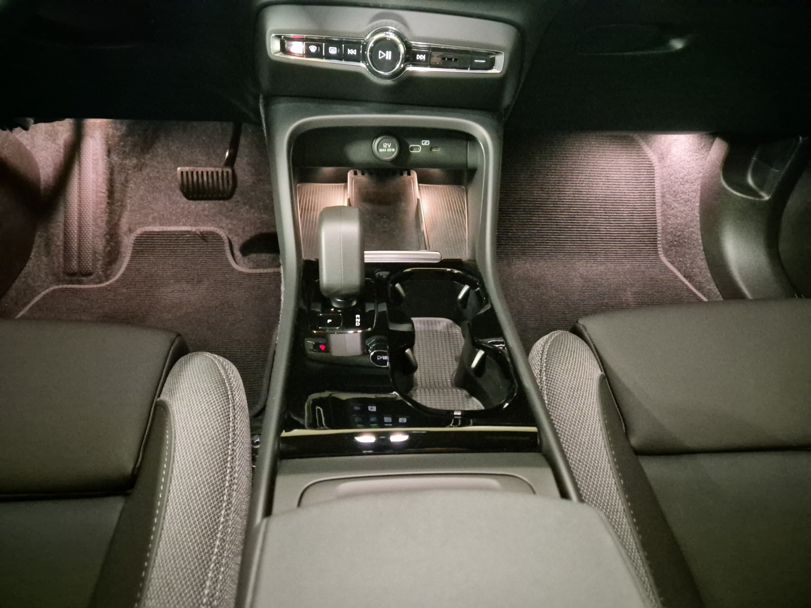 VOLVO EX40 Twin Plus AWD-image-12