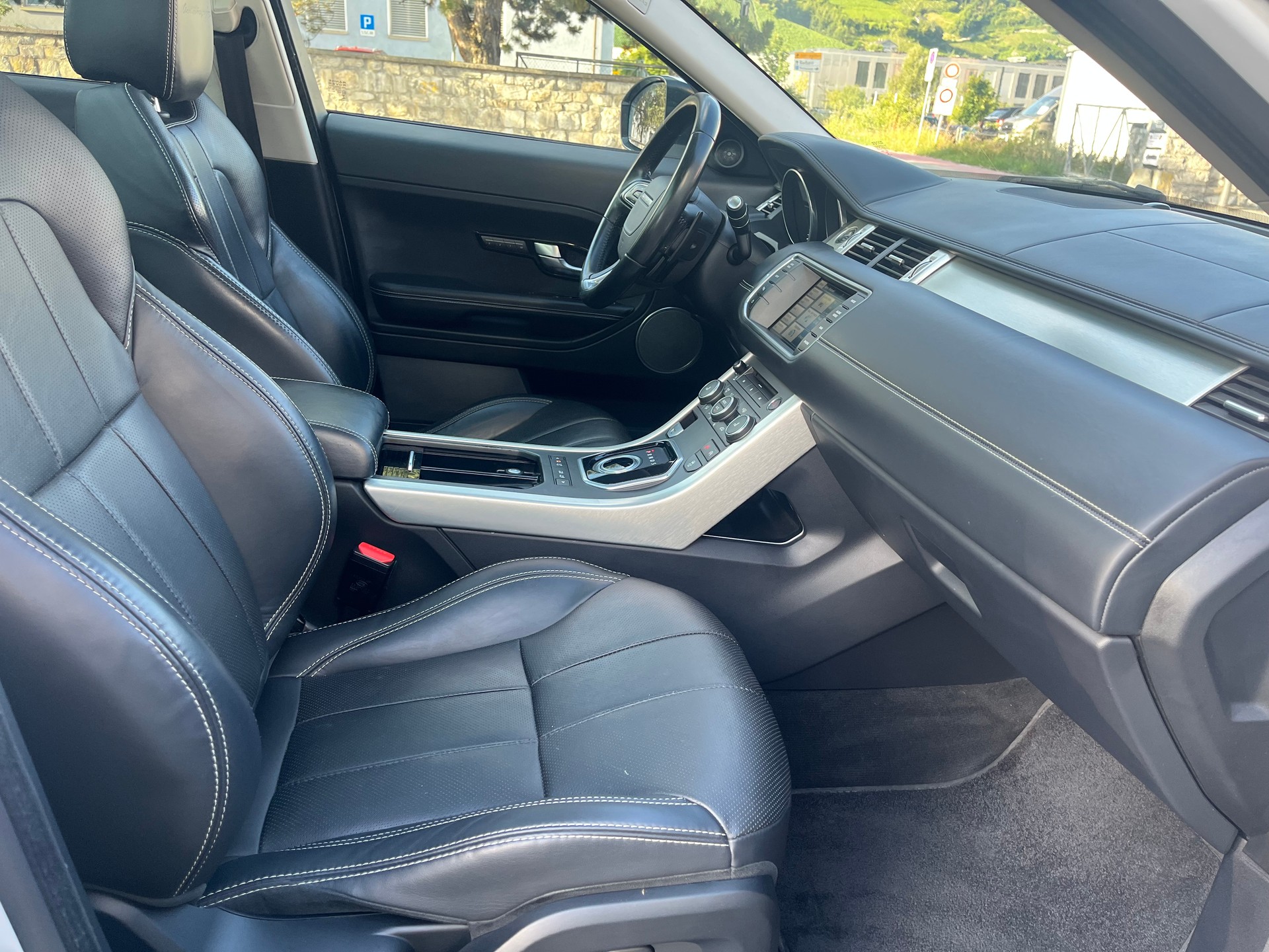 LAND ROVER Range Rover Evoque 2.2 SD4 Autobiography AT9-image-19