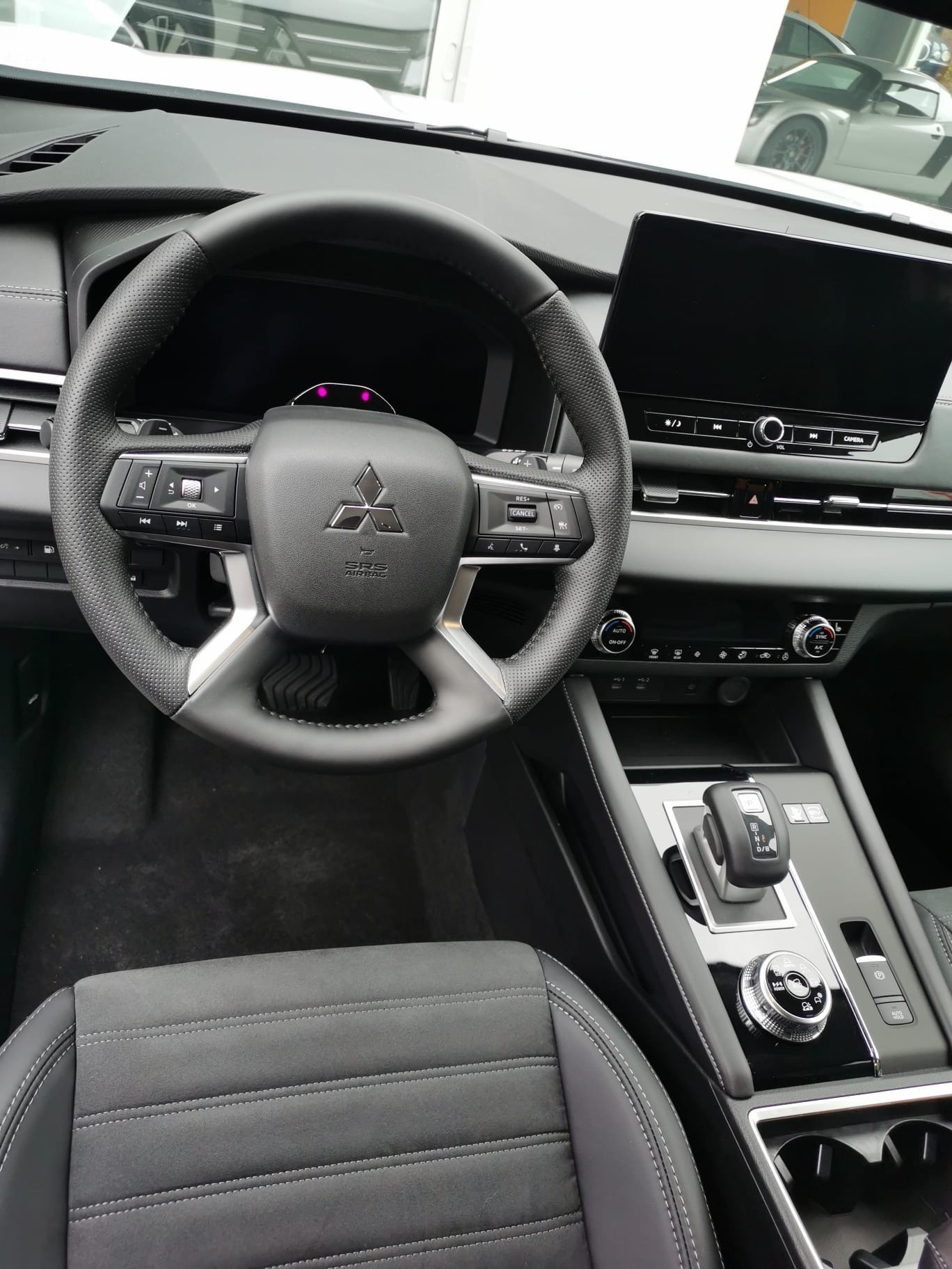MITSUBISHI Outlander 2.4 PHEV Invite 4WD Automatic-image-9