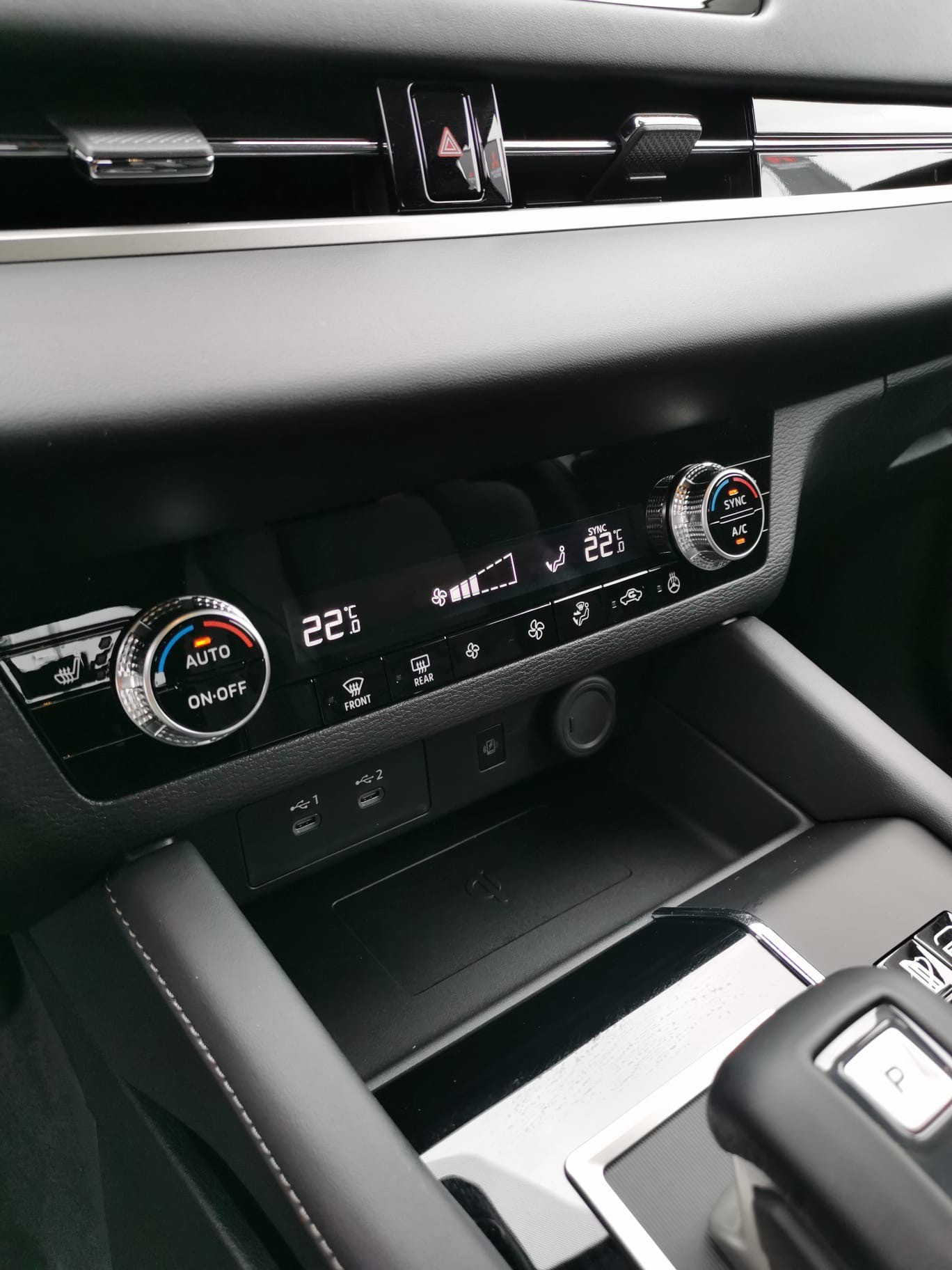 MITSUBISHI Outlander 2.4 PHEV Invite 4WD Automatic-image-12