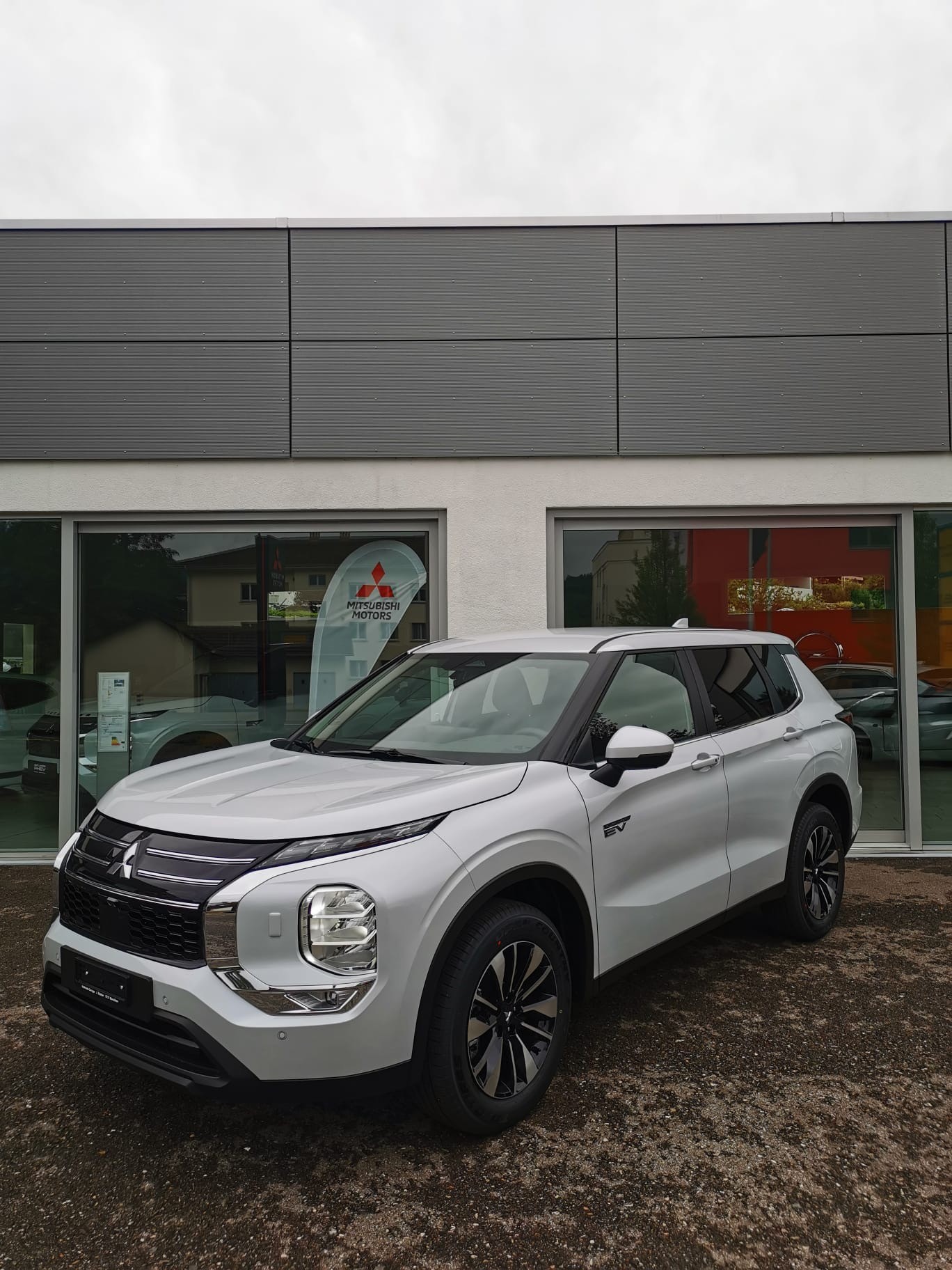 MITSUBISHI Outlander 2.4 PHEV Invite 4WD Automatic-image-2
