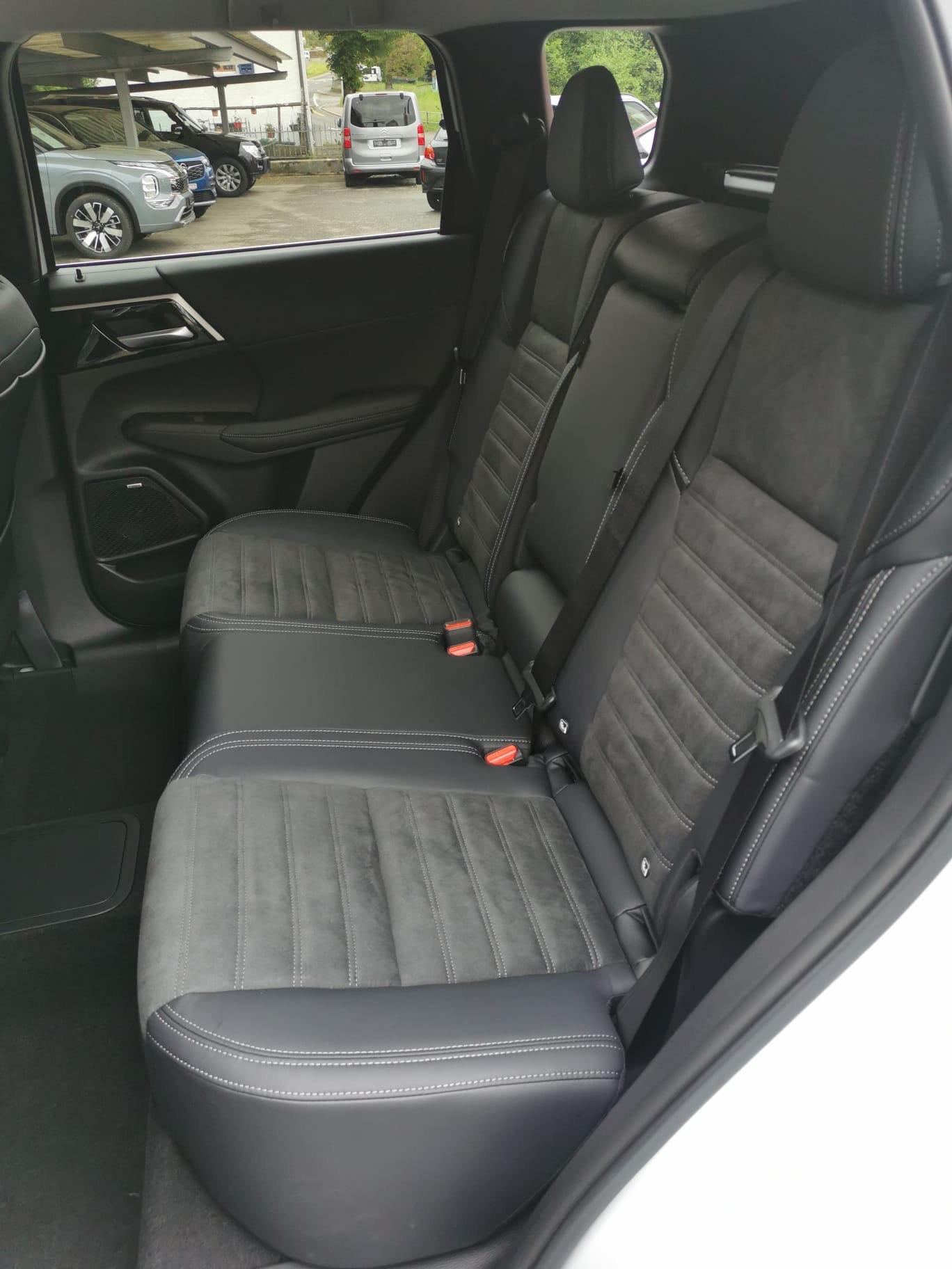 MITSUBISHI Outlander 2.4 PHEV Invite 4WD Automatic-image-8