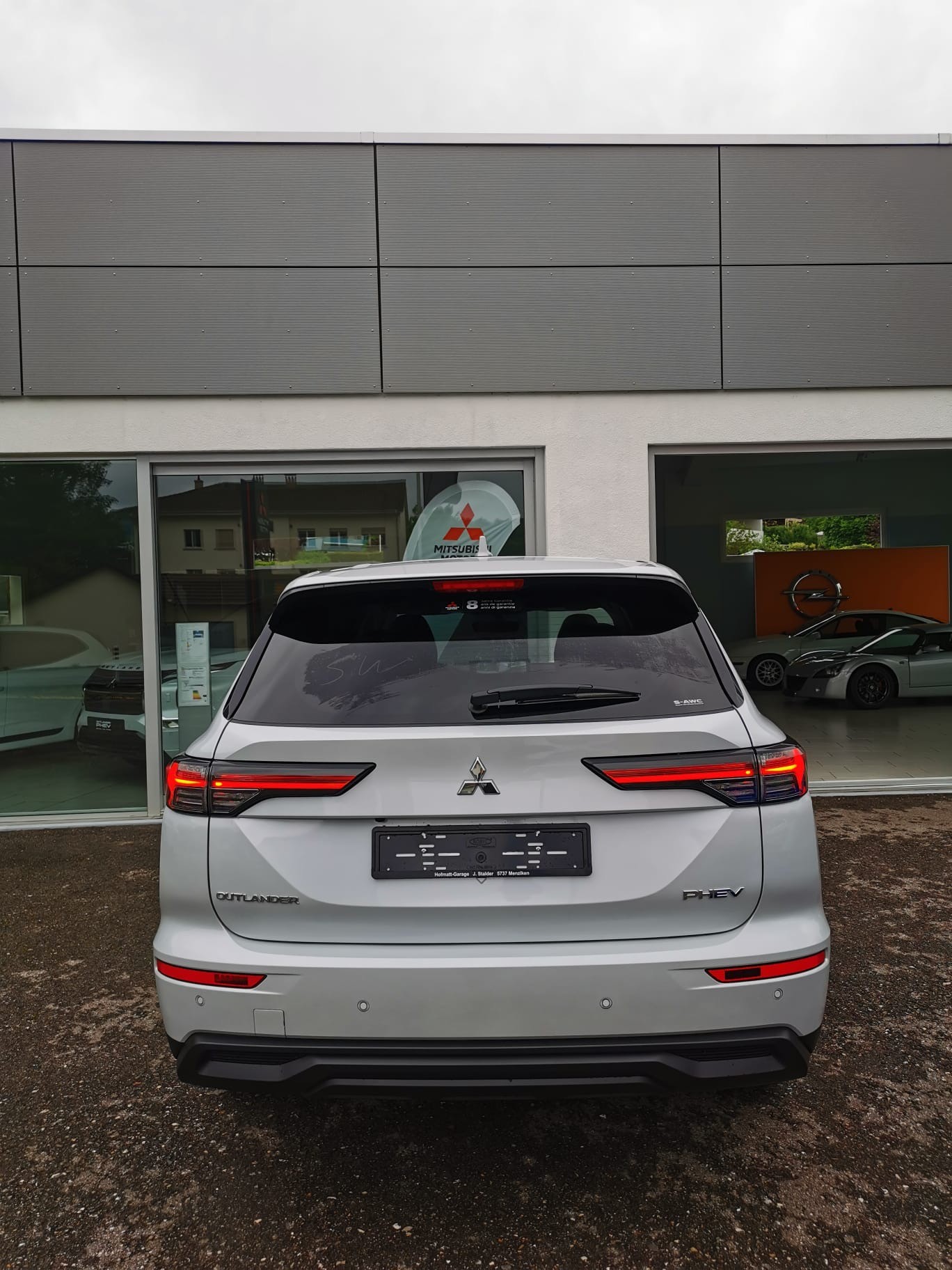 MITSUBISHI Outlander 2.4 PHEV Invite 4WD Automatic-image-4