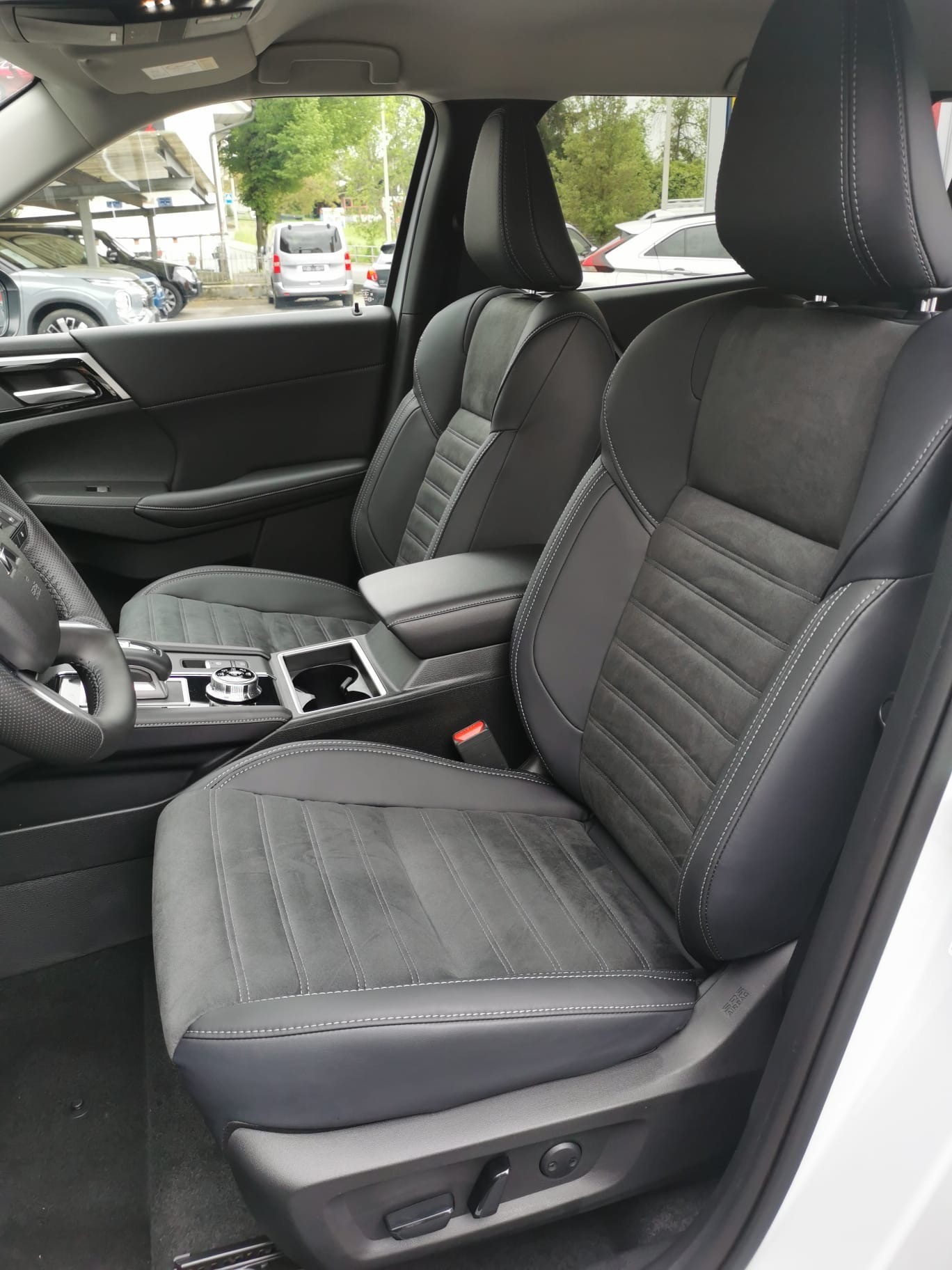 MITSUBISHI Outlander 2.4 PHEV Invite 4WD Automatic-image-11