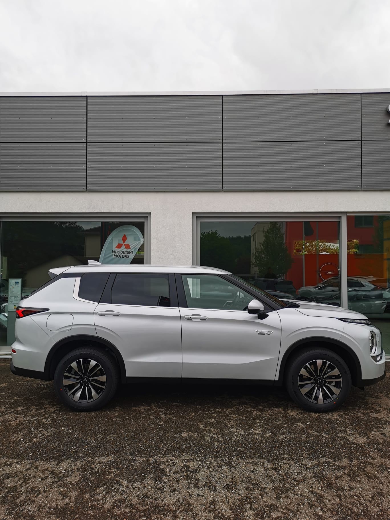 MITSUBISHI Outlander 2.4 PHEV Invite 4WD Automatic-image-3