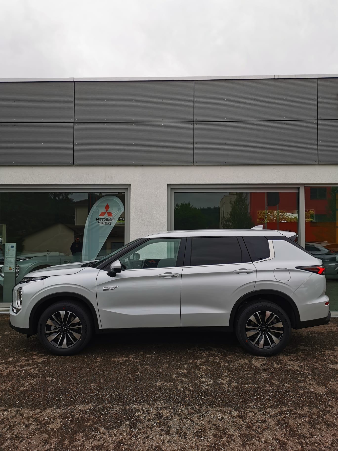 MITSUBISHI Outlander 2.4 PHEV Invite 4WD Automatic-image-1