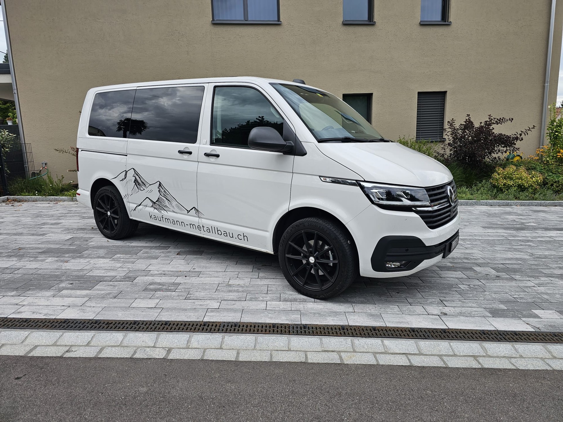 VW T6.1 Multivan 2.0 TDI Trendline Liberty 4Motion DSG-image-2