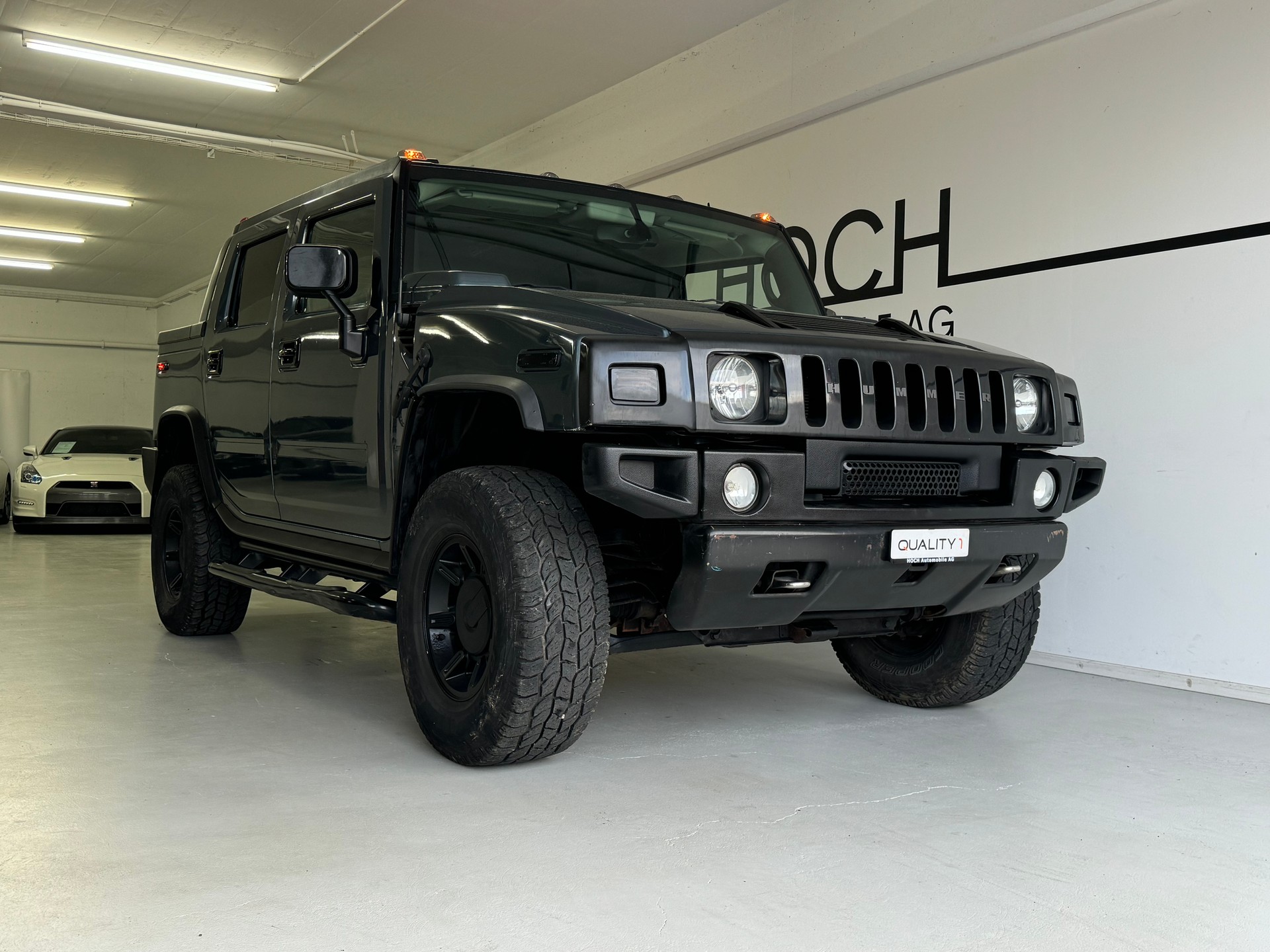 HUMMER H2-showroom-element-1