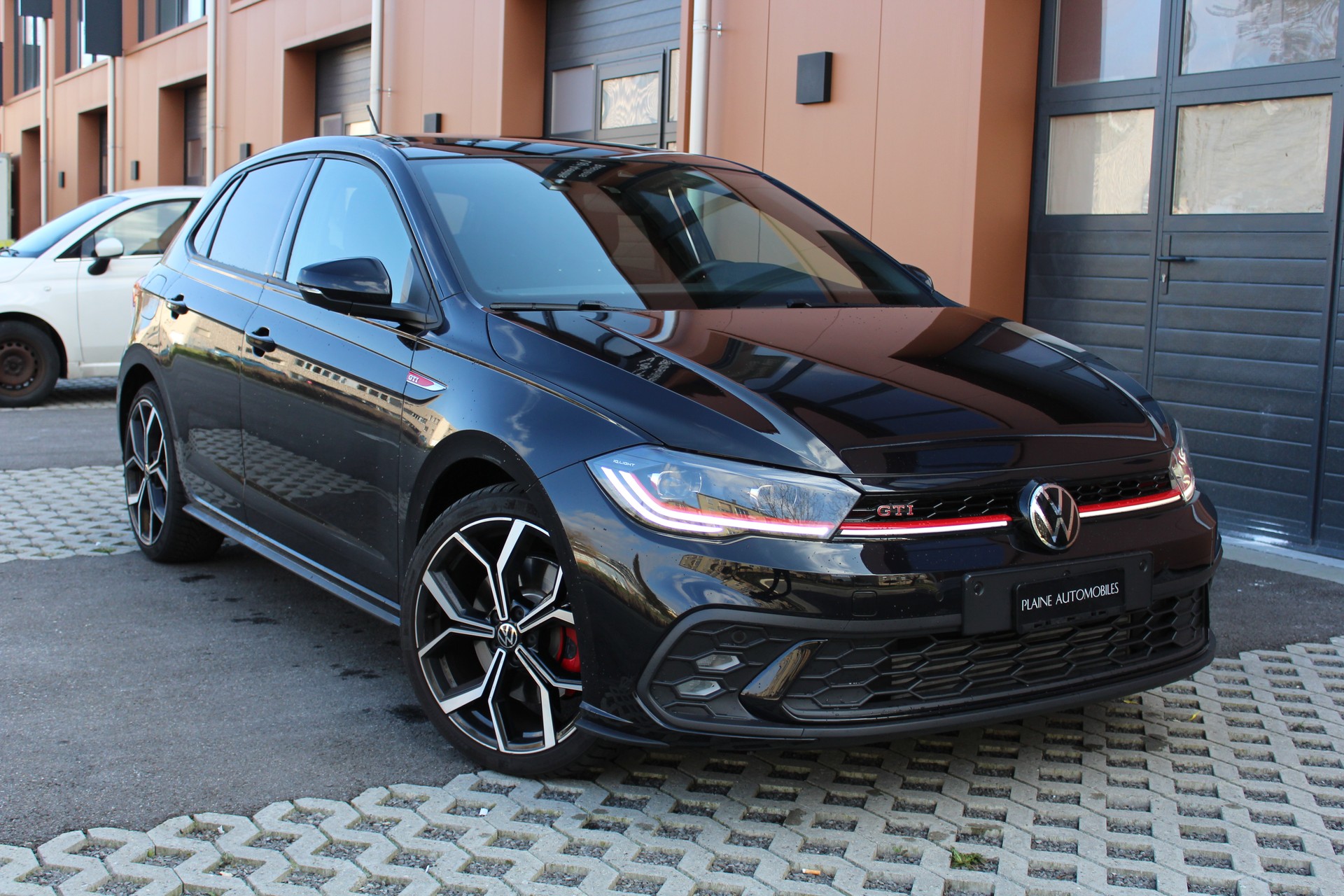 VW Polo 2.0 TSI GTI DSG - "Toit Ouvrant * Caméra + Capteurs * Tempomat Adapt. * Sièges Chauffants * Clim. Auto"-showroom-element-3