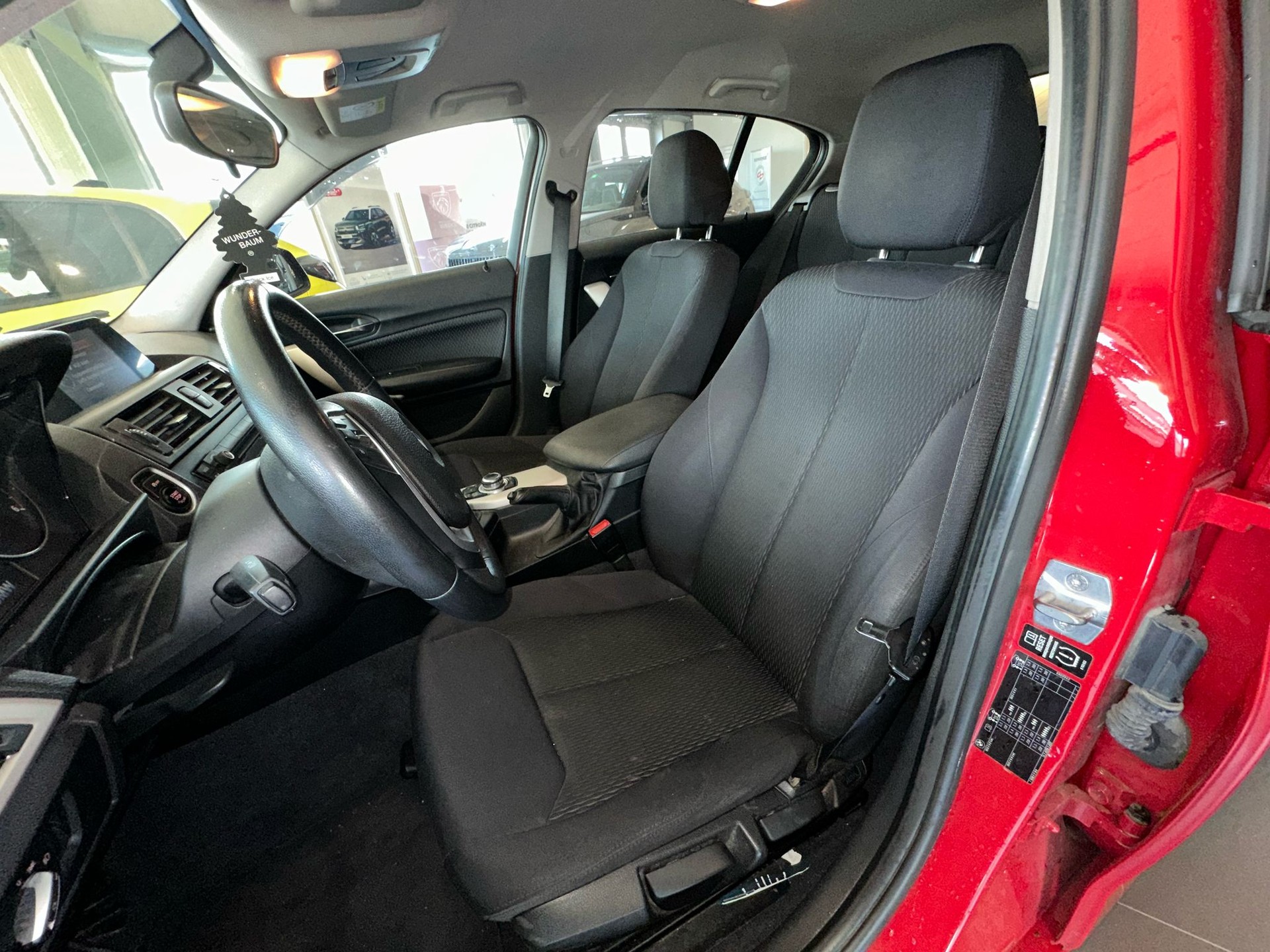 BMW 116d Efficient-Dynamics Edition-showroom-element-3