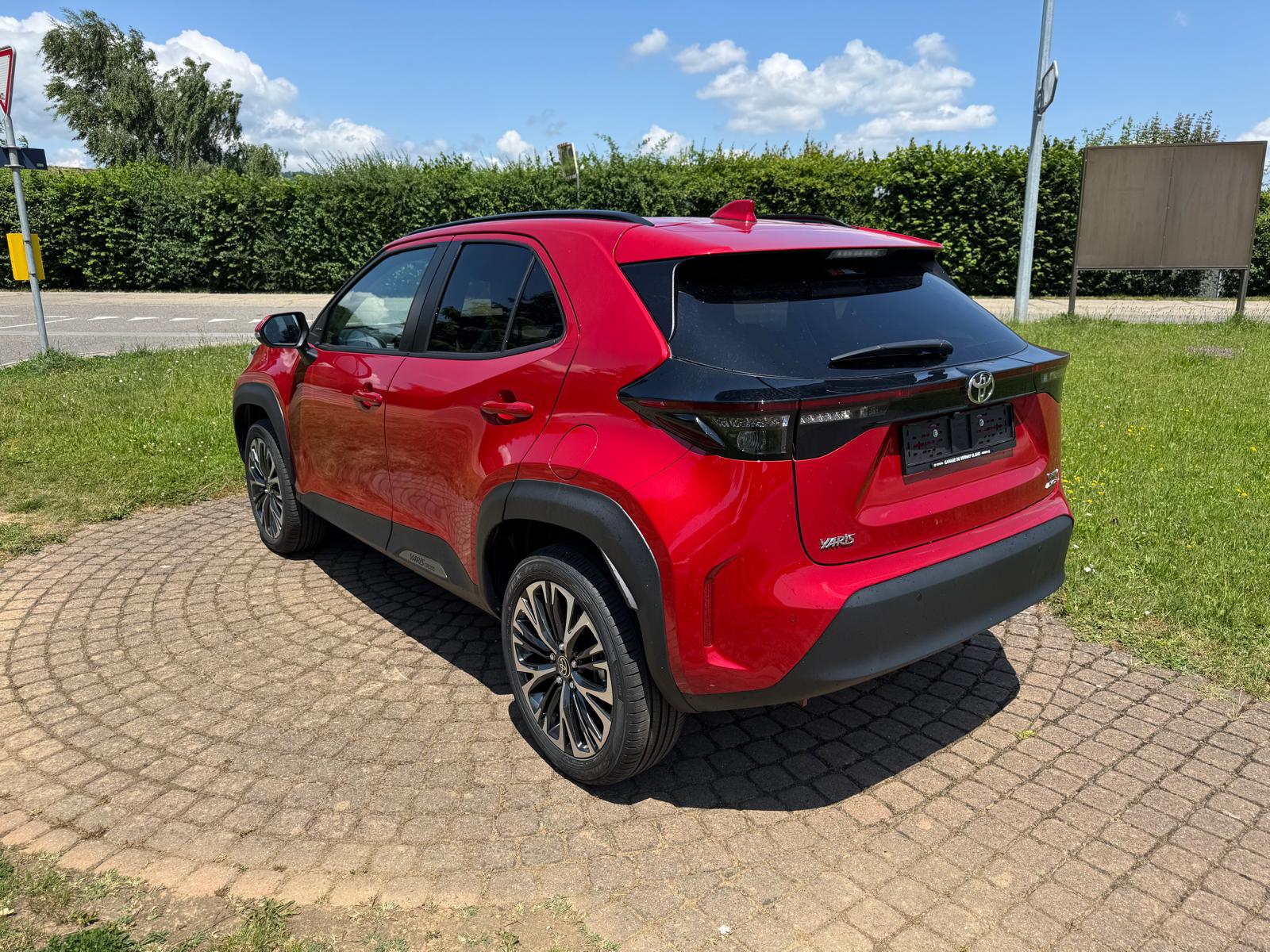 TOYOTA Yaris Cross 1.5 Premium AWDi e-CVT-showroom-element-2