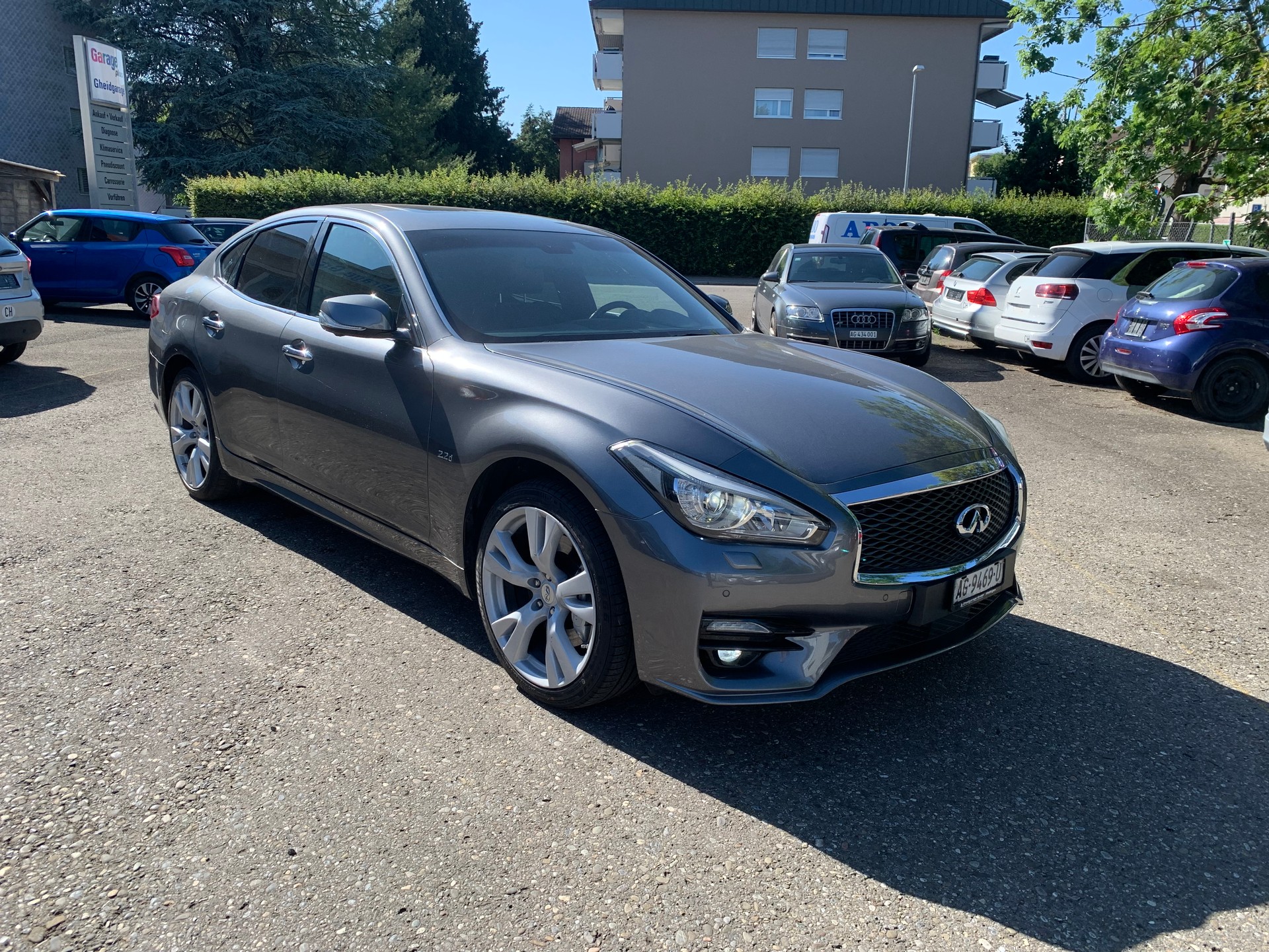 INFINITI Q70-showroom-element-1