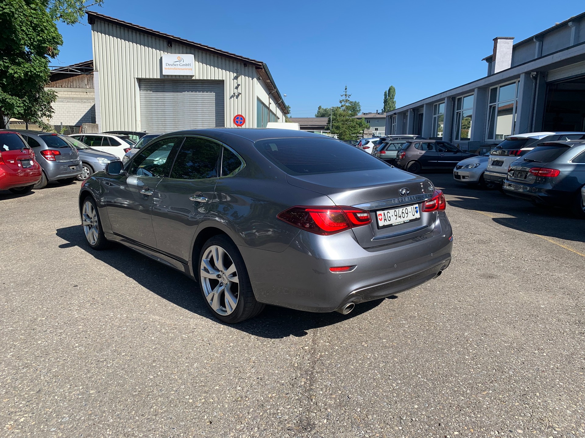 INFINITI Q70-showroom-element-3