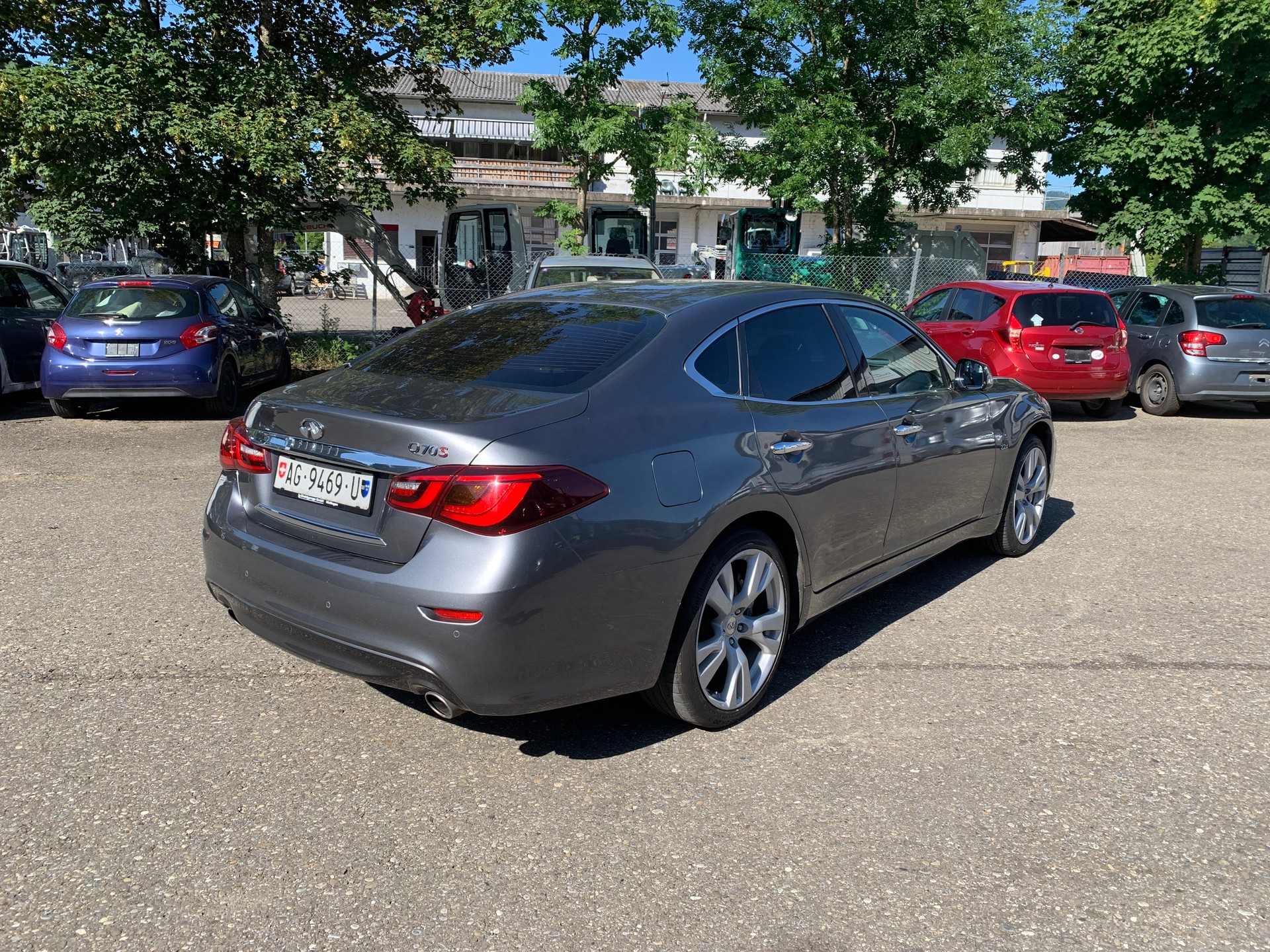 INFINITI Q70-showroom-element-2