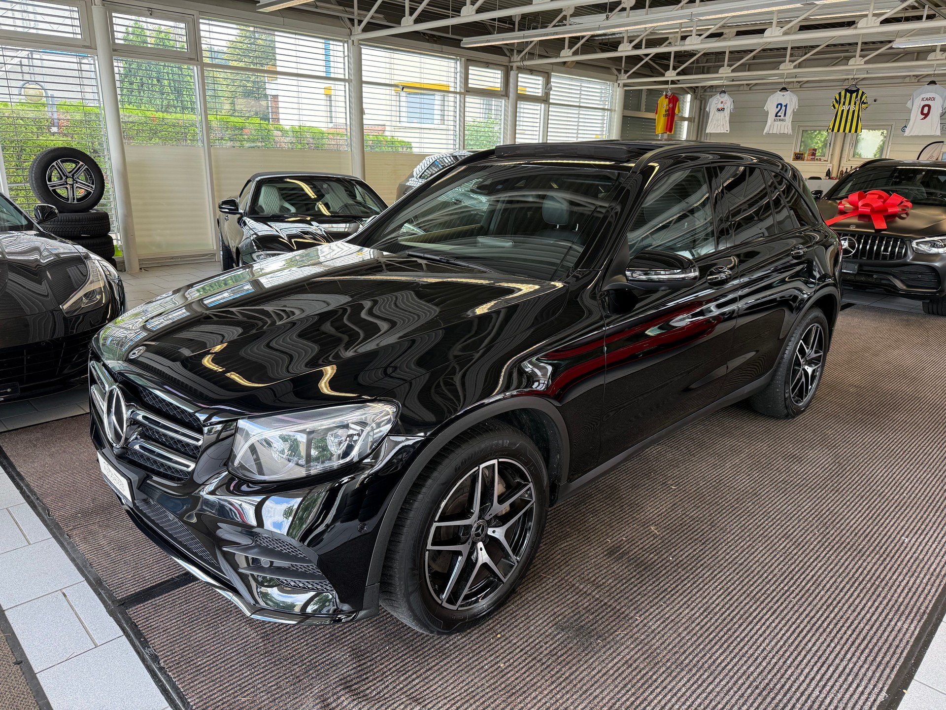 MERCEDES-BENZ GLC 250 d AMG Line 4Matic 9G-Tronic | CH | Panorama | Keyless | Fahrassistenz Plus | Comand |-showroom-element-1
