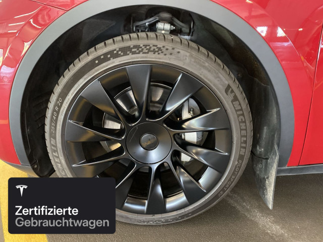 TESLA Model Y Long Range AWD-showroom-element-3