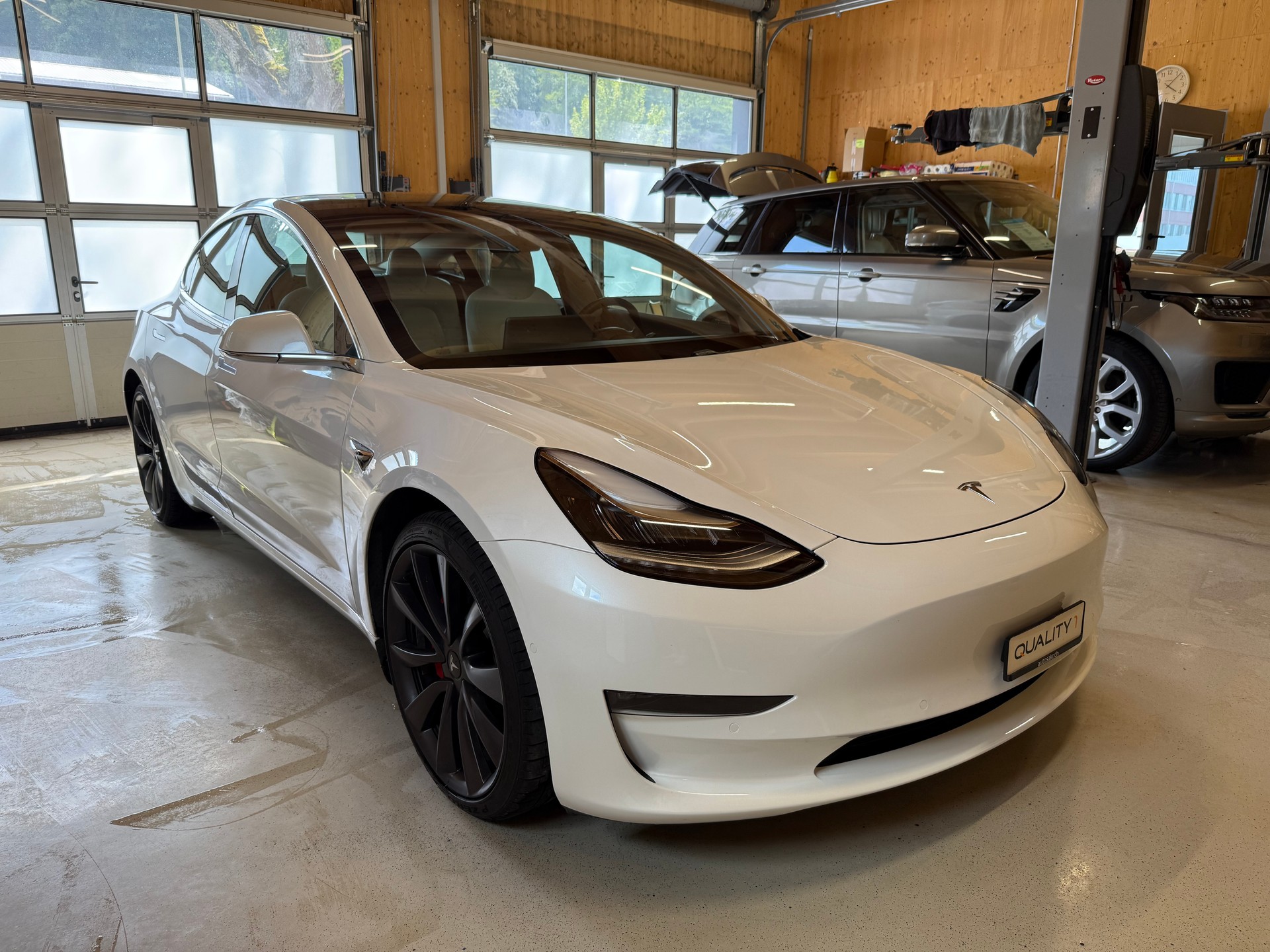 TESLA Model 3 Performance Dual Motor AWD-showroom-element-2