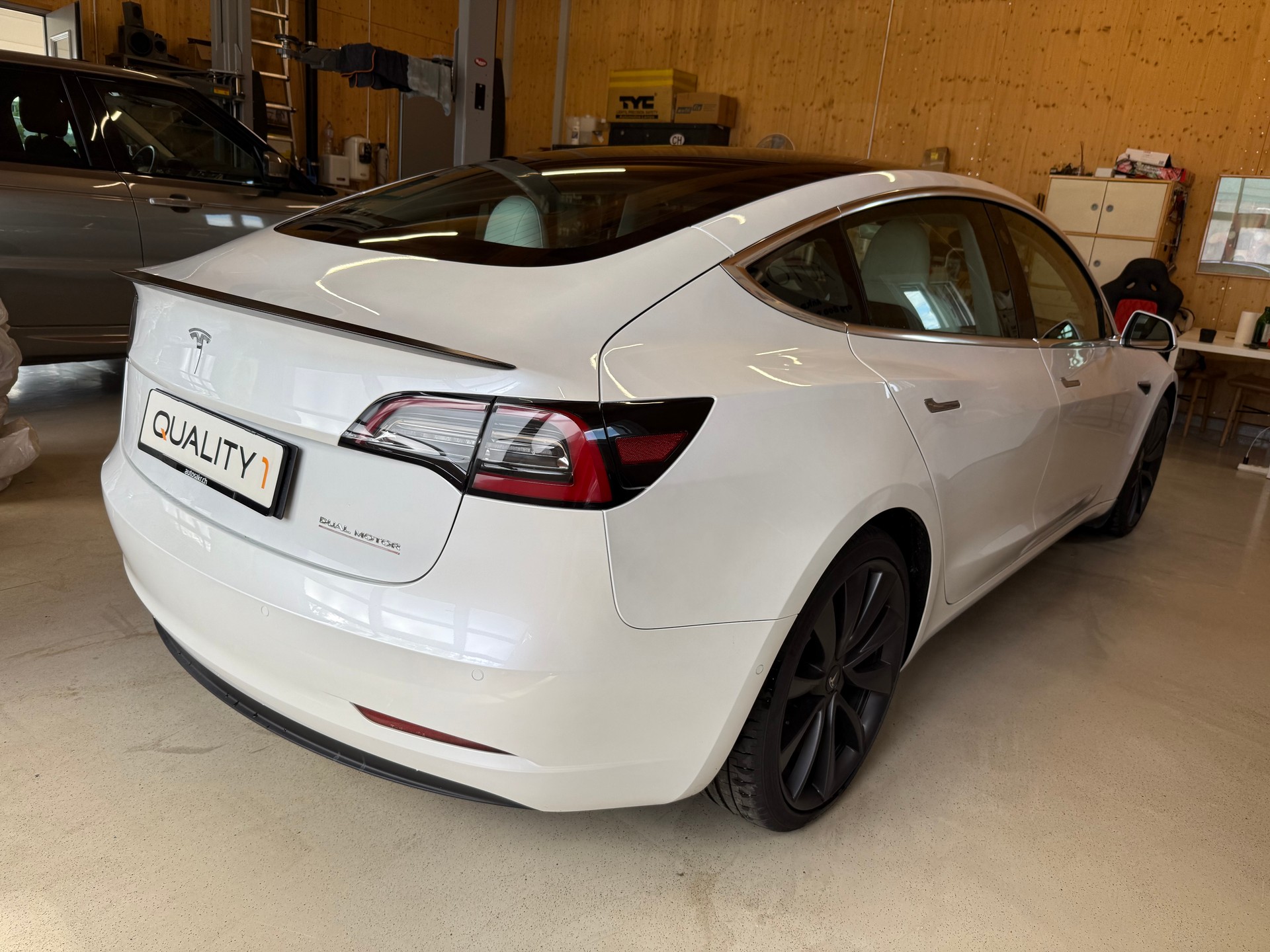 TESLA Model 3 Performance Dual Motor AWD-showroom-element-3