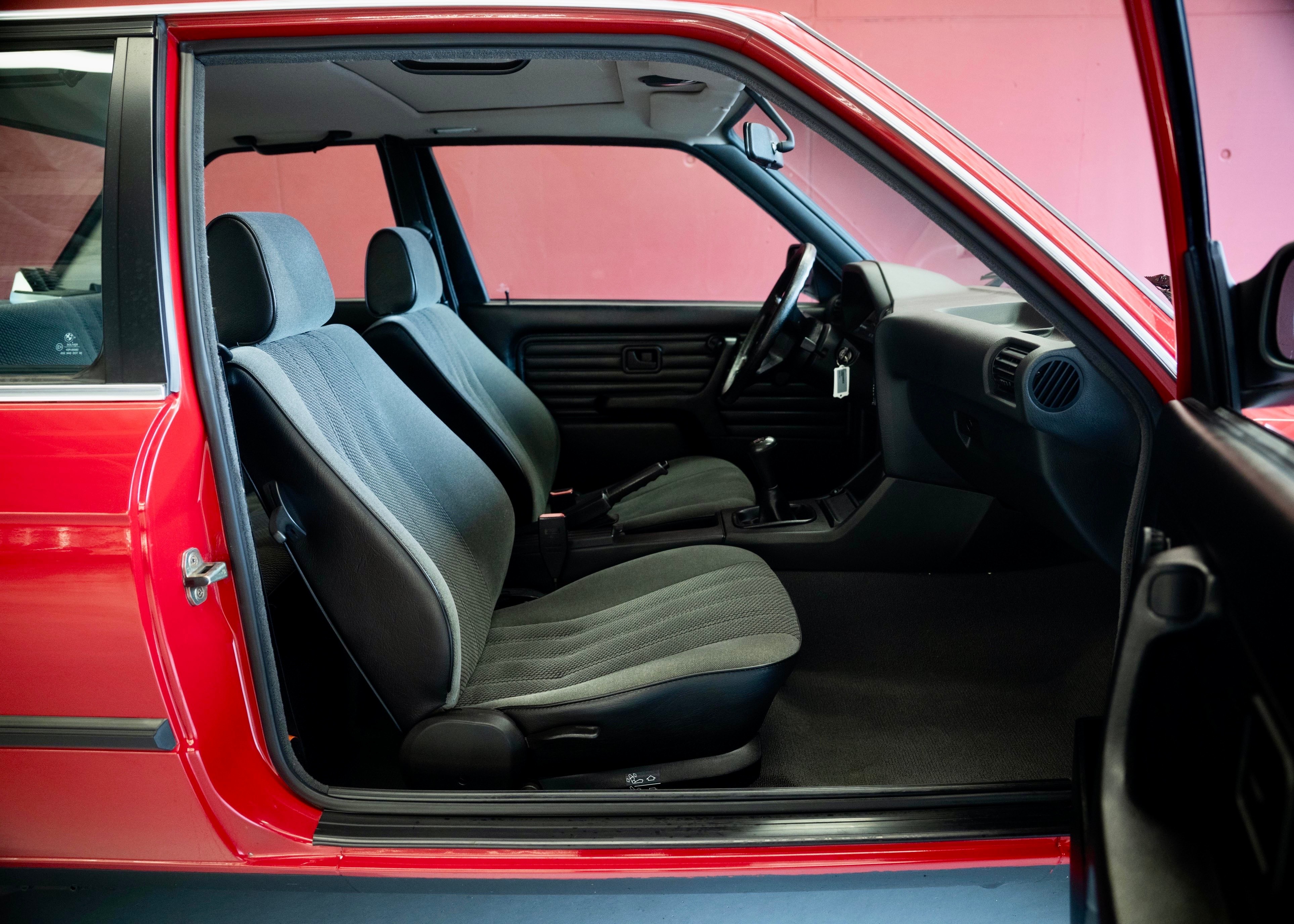 Image BMW 318 318i Coupe (Swiss car, 1st hand, full service history)