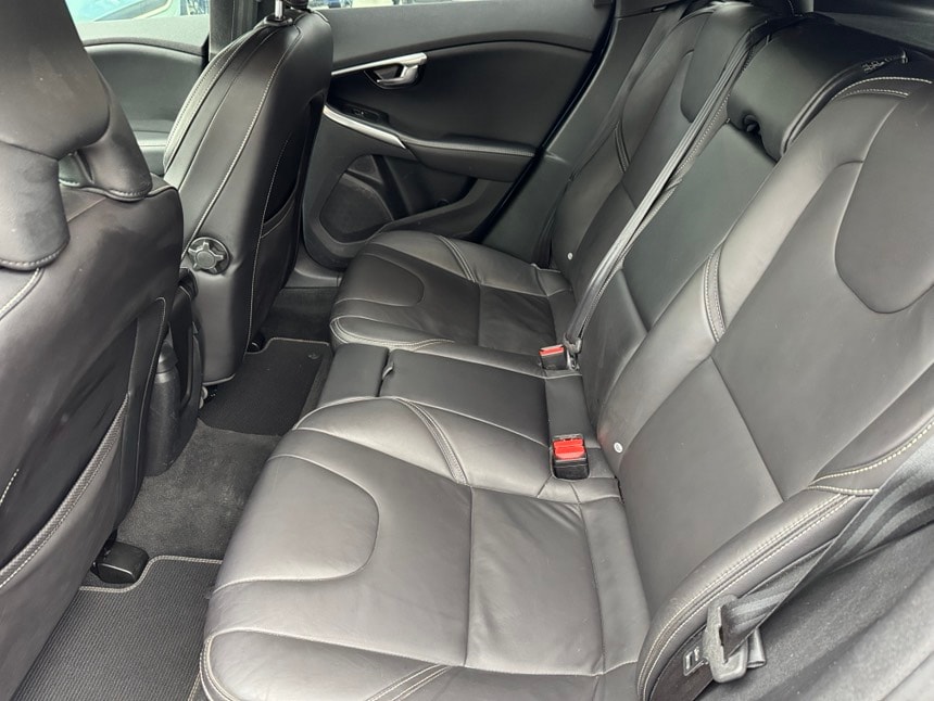 VOLVO V40 T3 R-Design-showroom-element-3