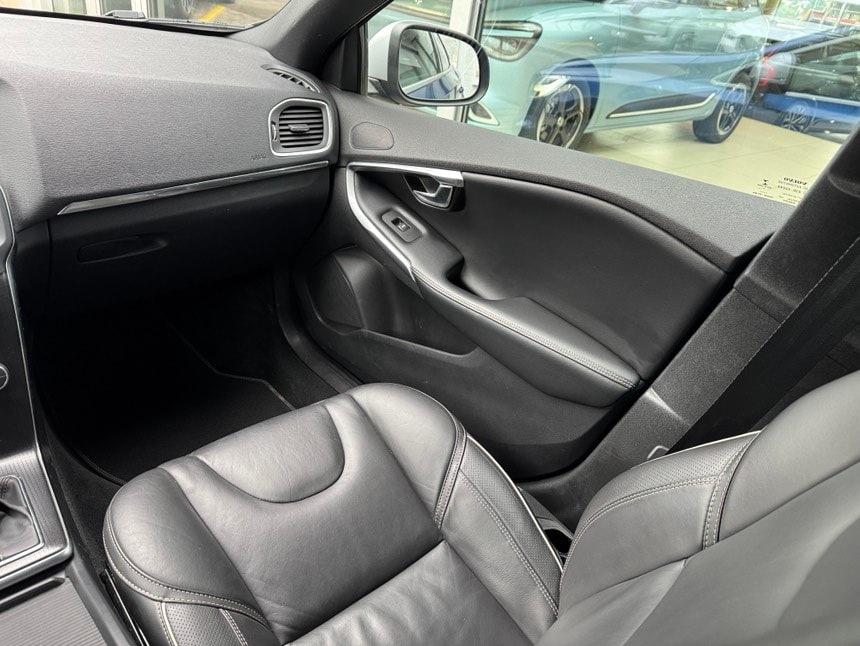 VOLVO V40 T3 R-Design-image-11