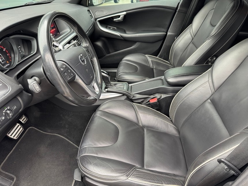 VOLVO V40 T3 R-Design-showroom-element-2