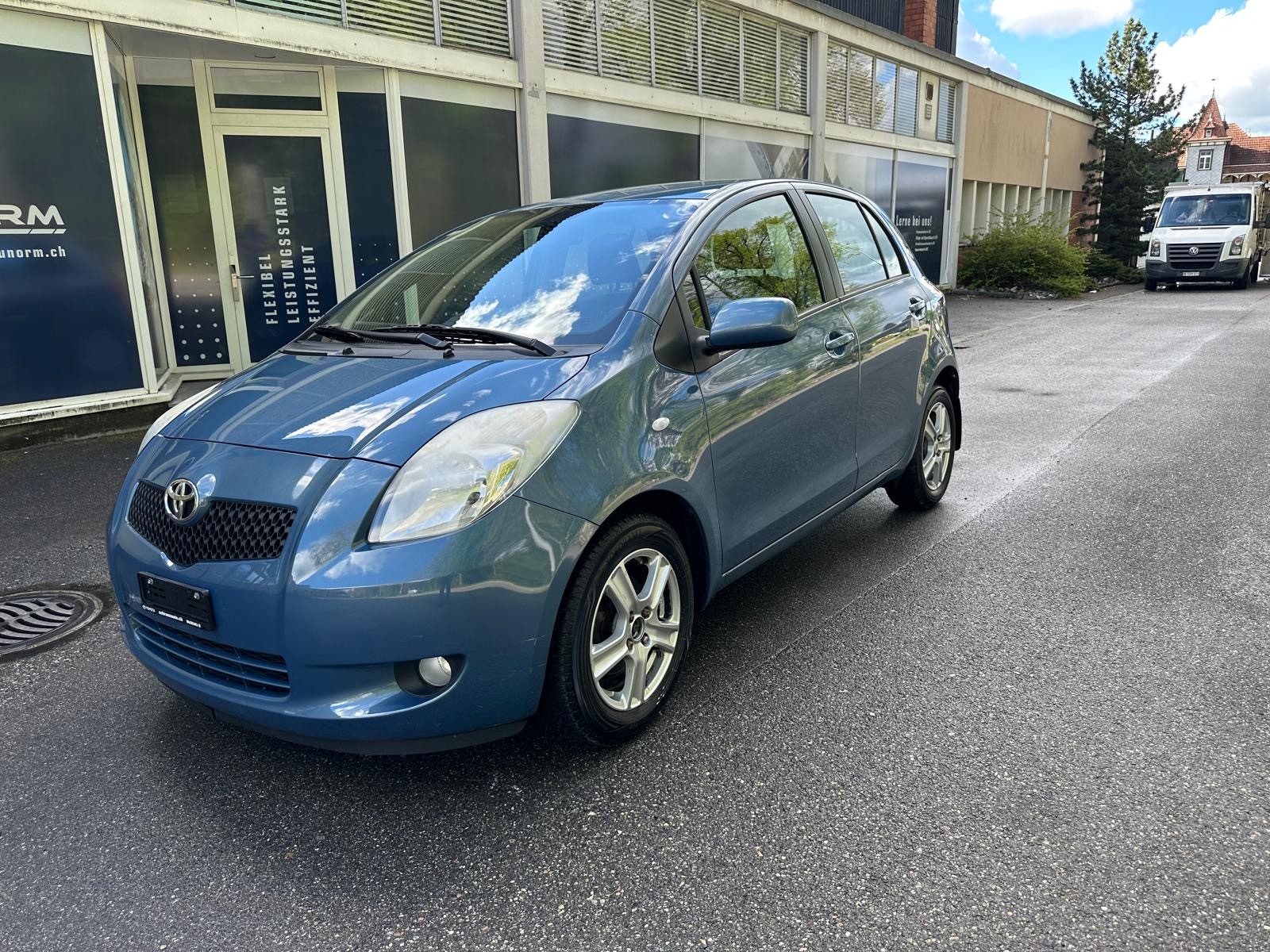 TOYOTA Yaris 1.3 Linea Sol-showroom-element-1