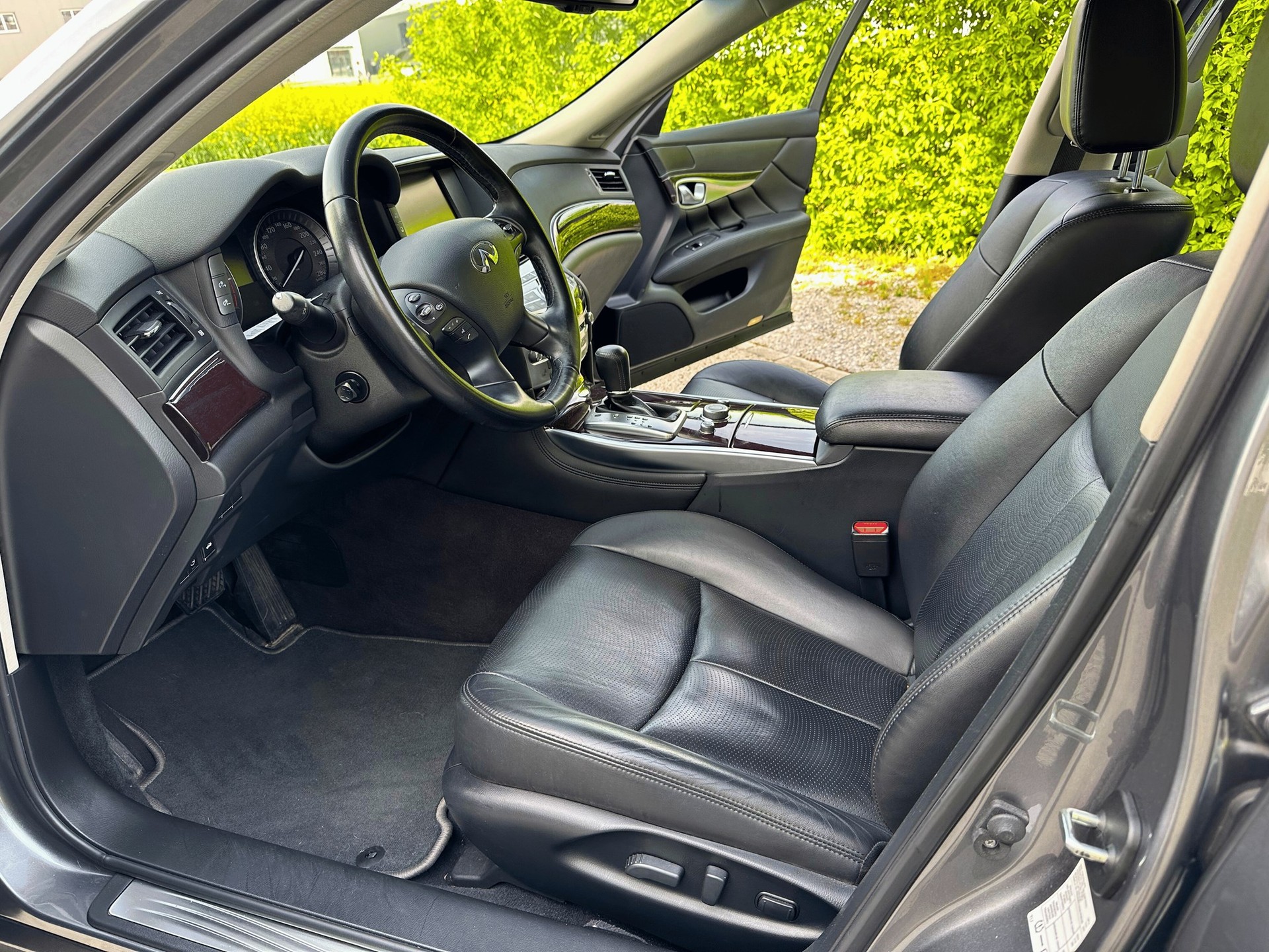 INFINITI Q70 2.2d Premium Tech Automatic-image-11