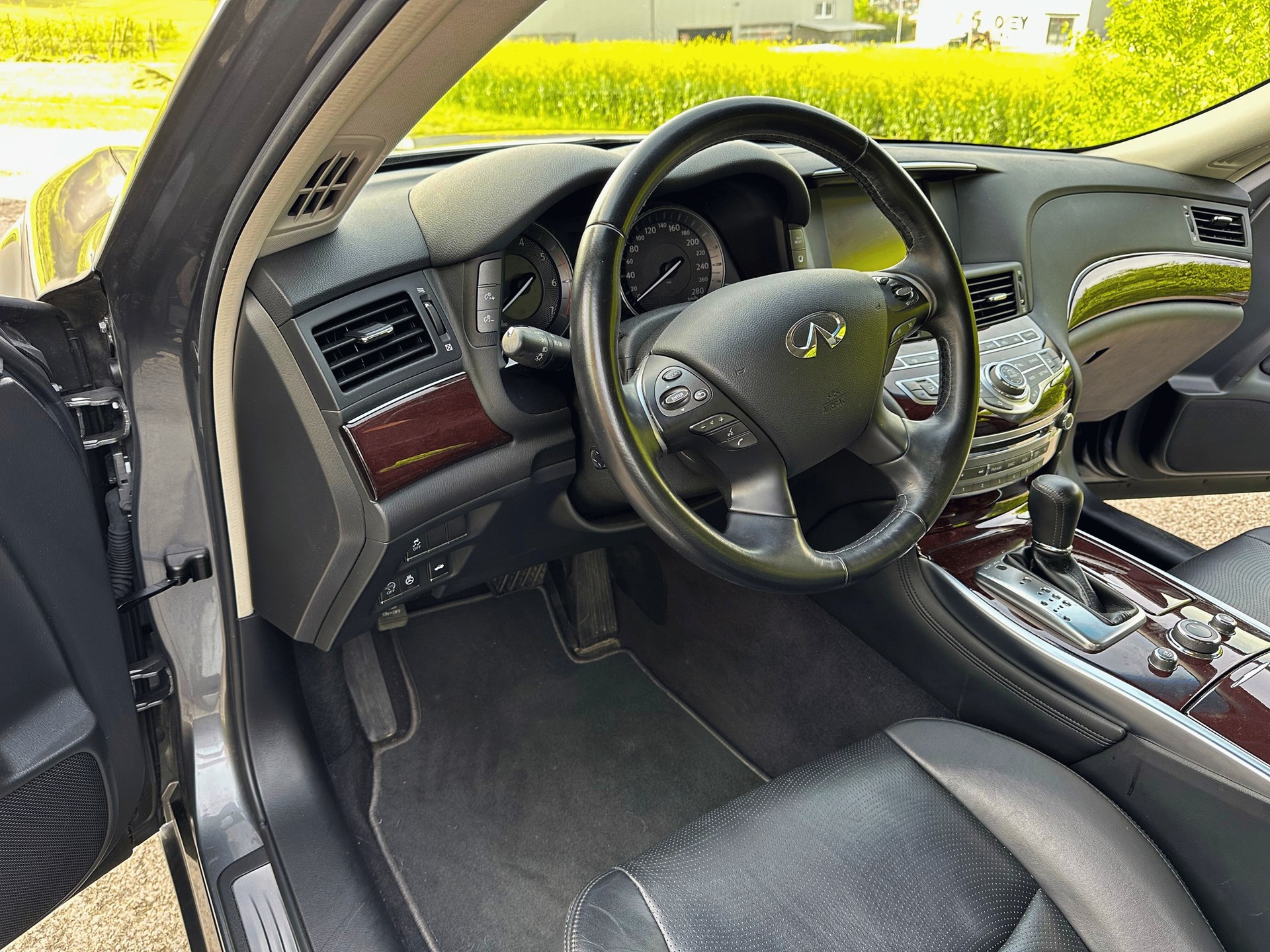 INFINITI Q70 2.2d Premium Tech Automatic-image-6