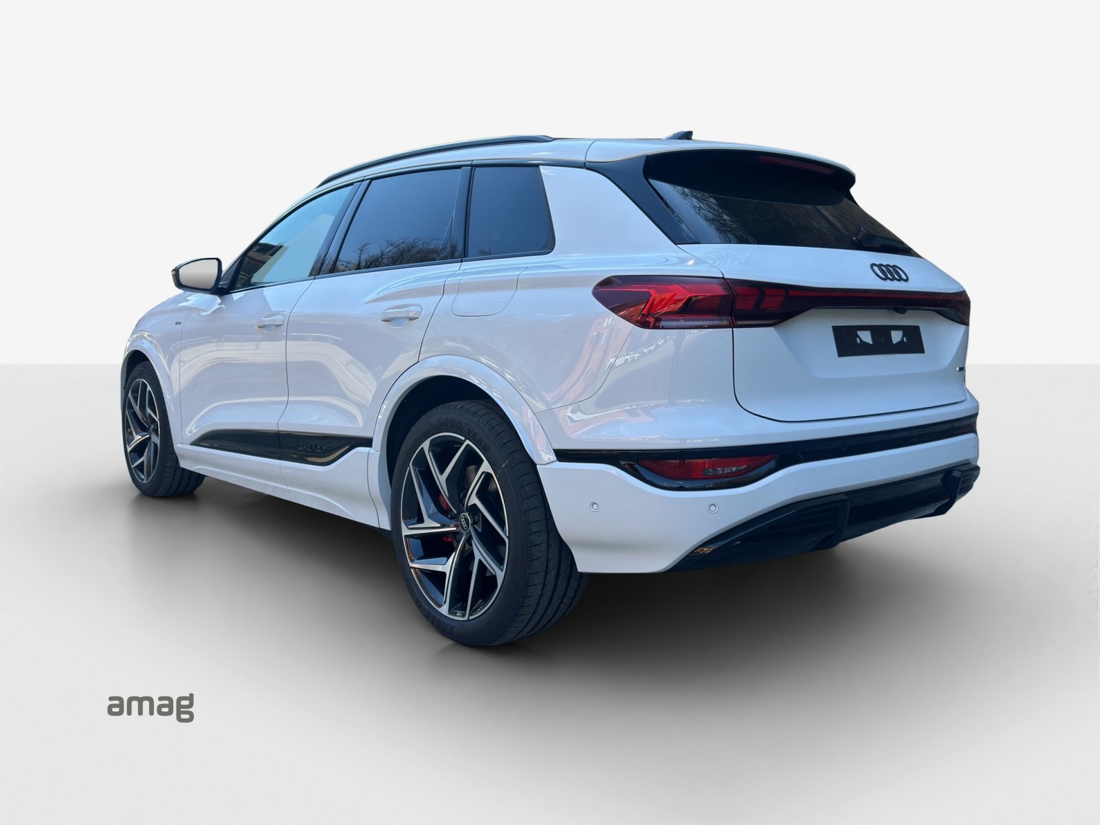 AUDI Q6 e-tron quattro-image-2