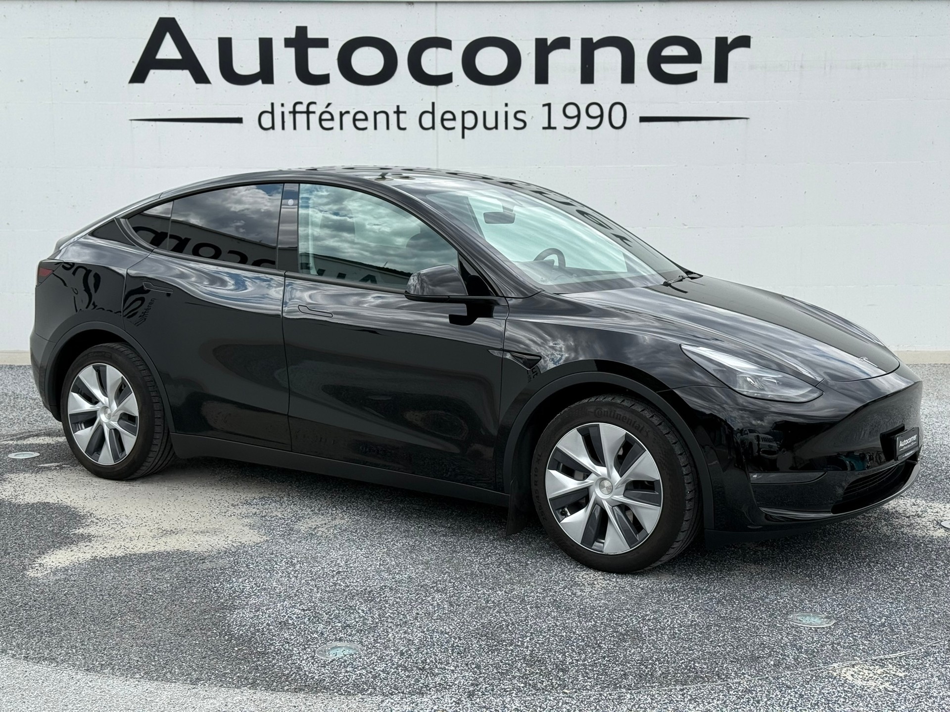 TESLA Model Y Long Range-showroom-element-2